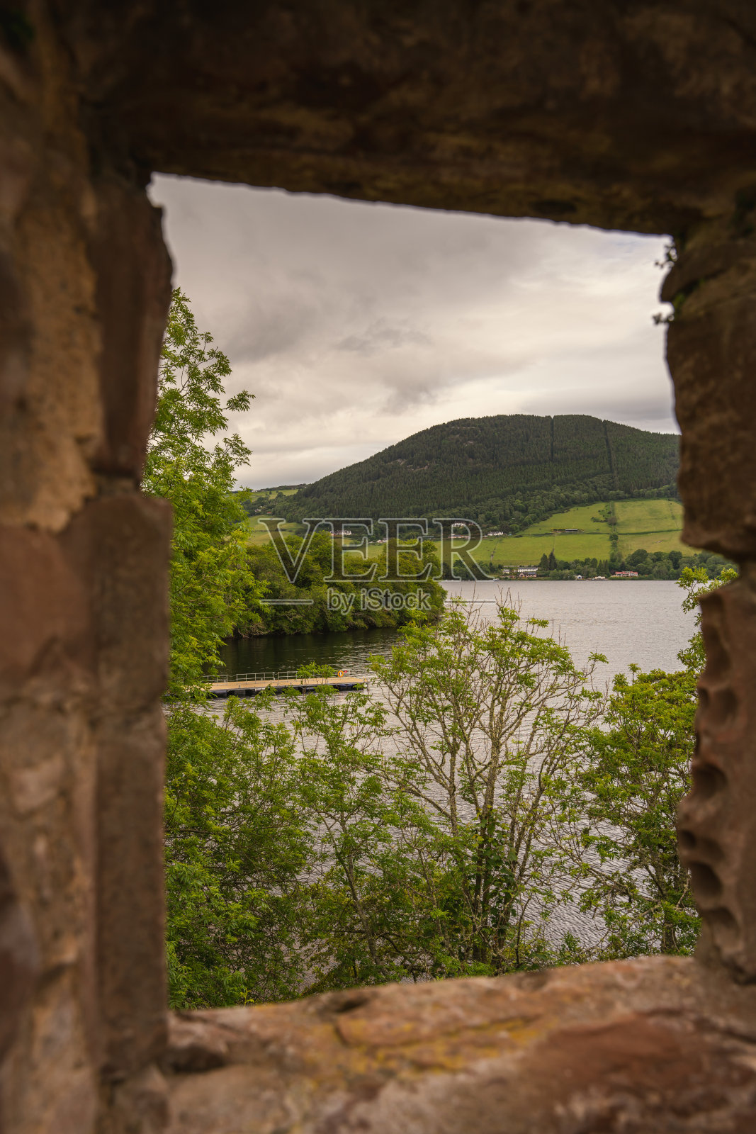 厄克特城堡窗外的尼斯湖景色。尼斯湖。苏格兰高地。苏格兰,英国。照片摄影图片