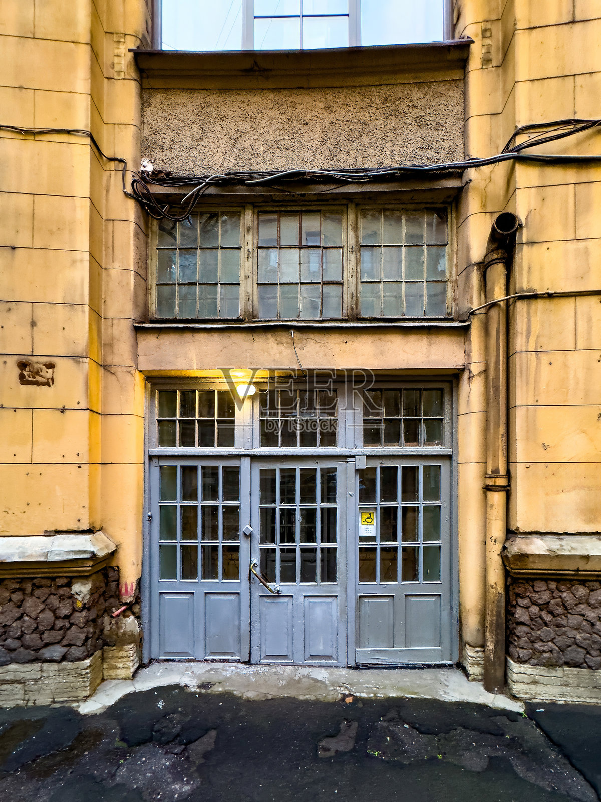 复古的庭院入口,有风化的玻璃门和质朴的石雕照片摄影图片