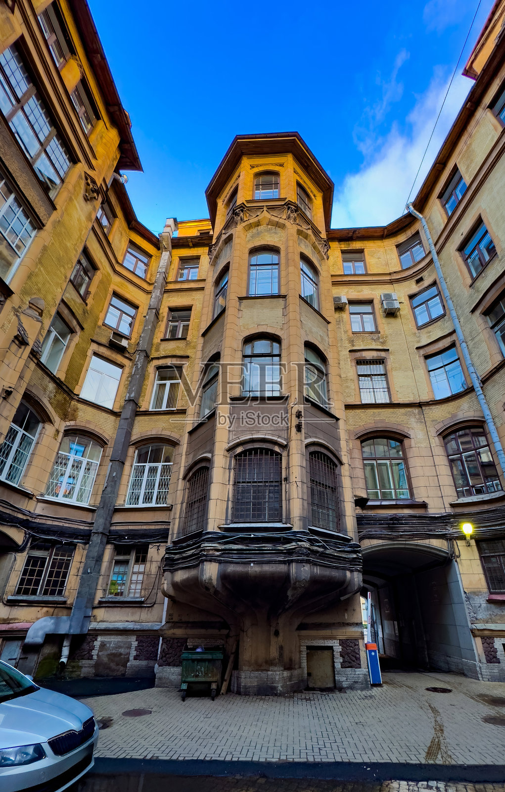 从庭院拍摄的历史民居立面照片摄影图片