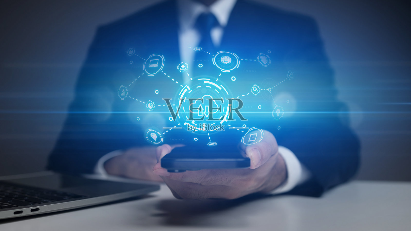 数据管理方面,公司员工使用组织内部共享的中央数据存储系统,将数据存储在云端。使用技术管理数据和数据库的概念。照片摄影图片