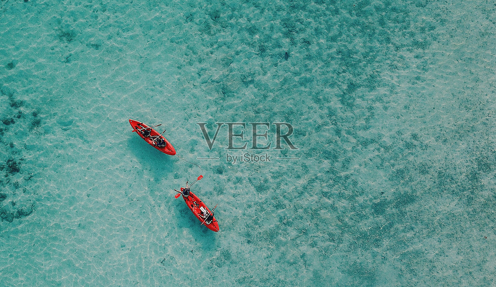 人们在海上划皮艇的鸟瞰图照片摄影图片