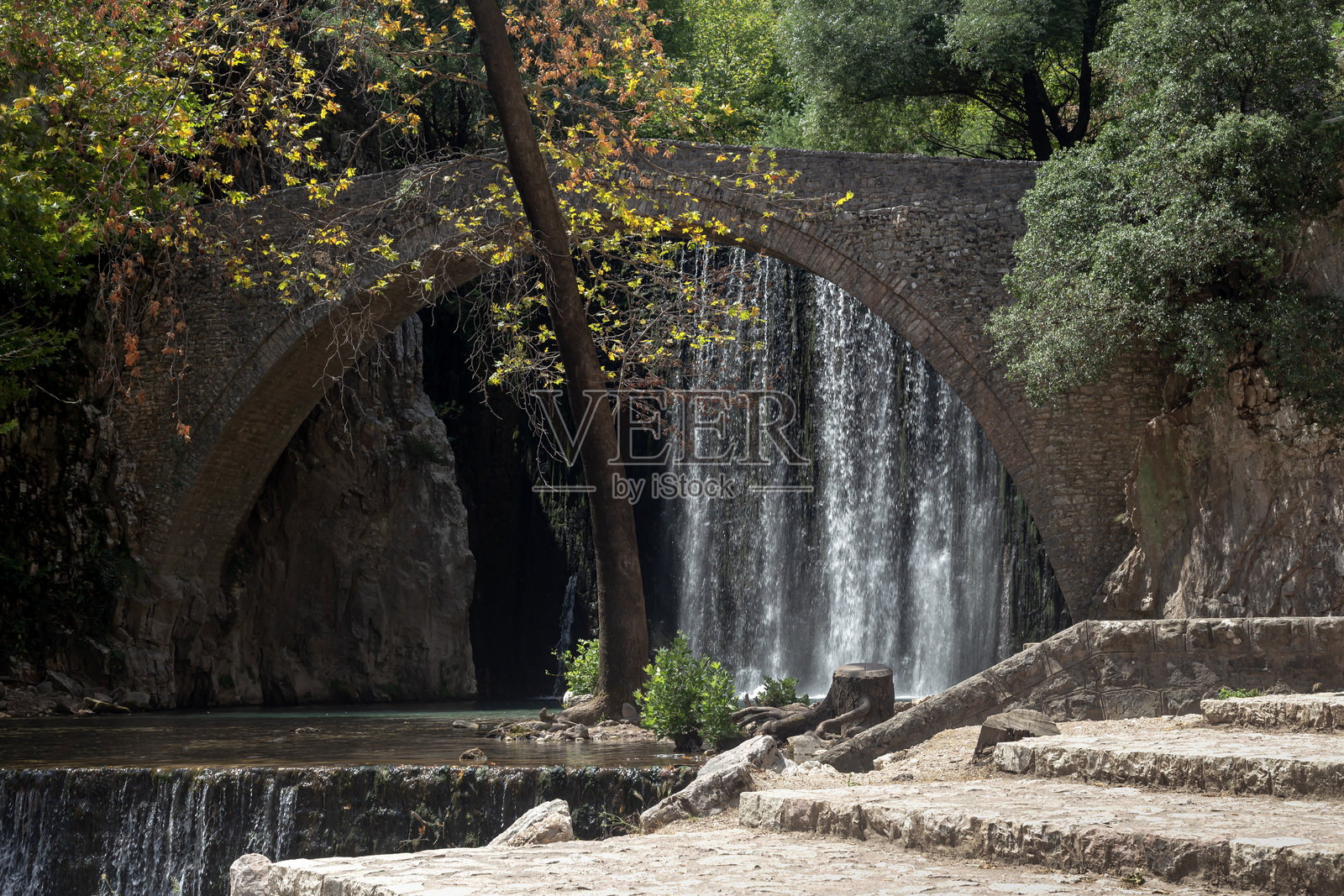古奥卡利亚石拱桥和瀑布(希腊特里卡拉)照片摄影图片