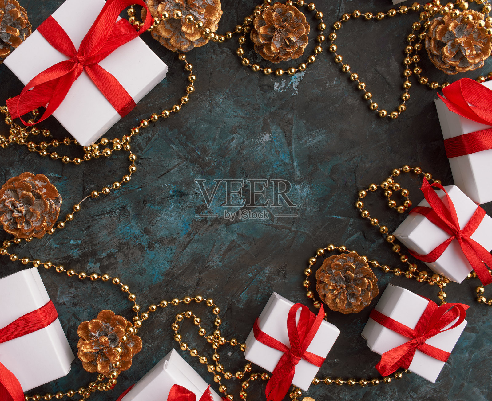 圣诞背景与圣诞树和火花散景灯木制帆布背景。圣诞贺卡快乐。寒假主题。新年快乐。文本空间。节日快乐照片摄影图片