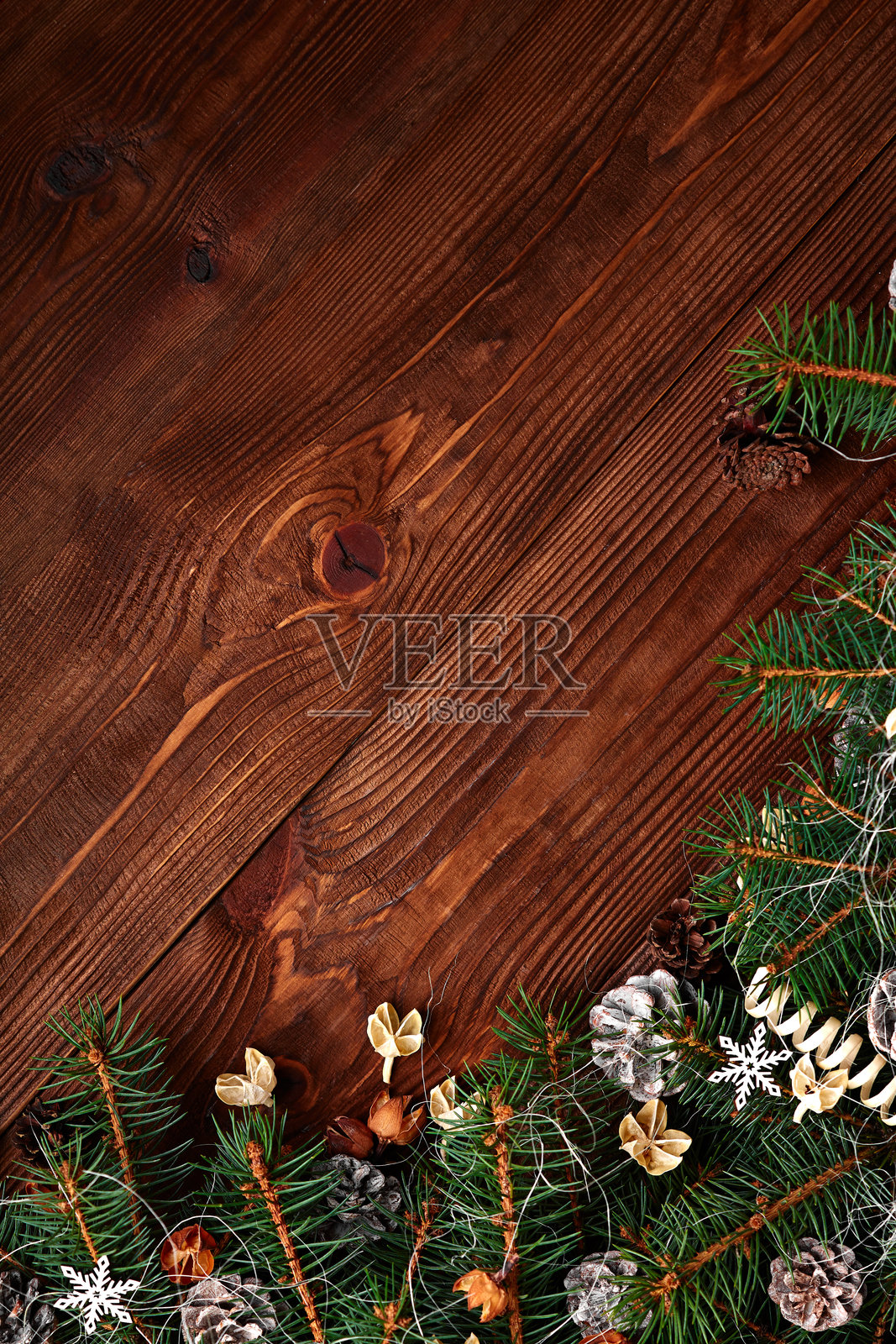 圣诞背景与圣诞树和火花散景灯木制帆布背景。圣诞贺卡快乐。寒假主题。新年快乐。文本空间。节日快乐照片摄影图片