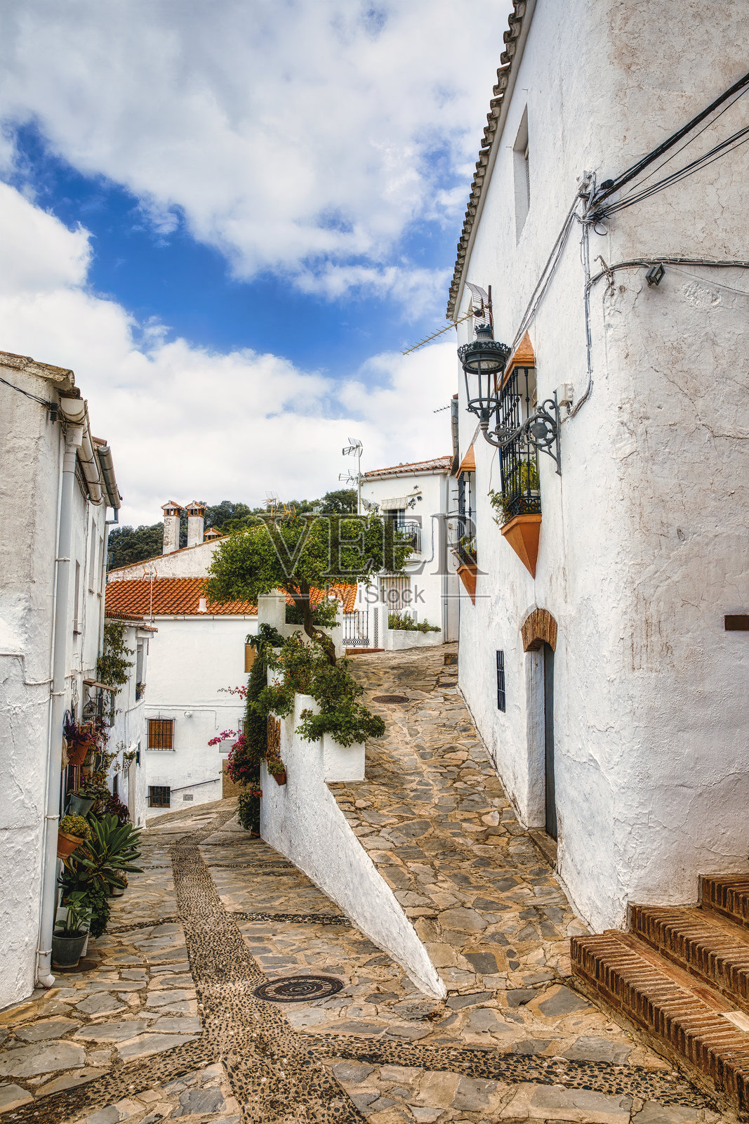 西班牙安达卢西亚马拉加省Genalguacil白色村庄的人行道照片摄影图片