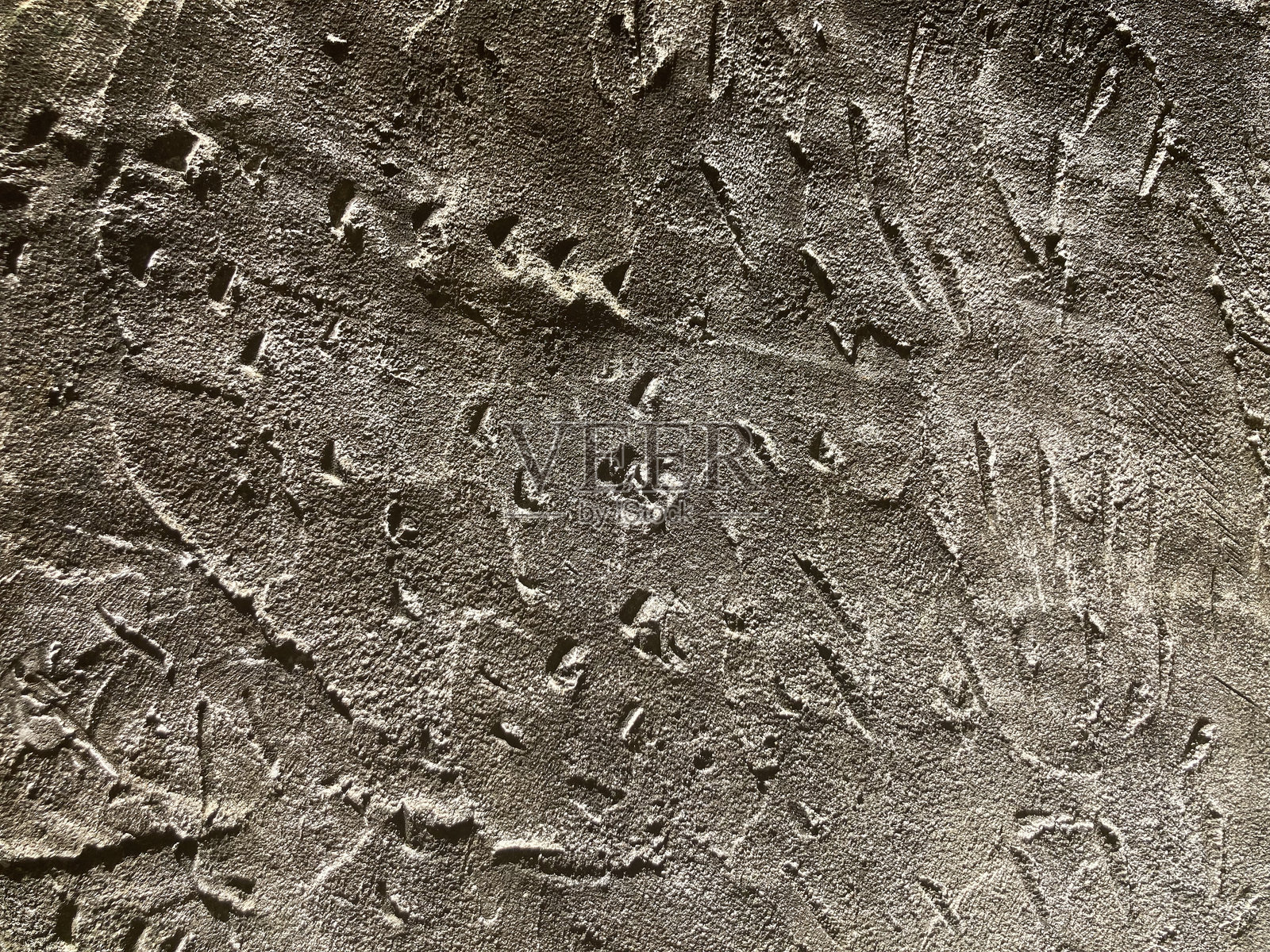 粗糙灰色的水泥墙上有各种粗糙的痕迹,看起来像金属板照片摄影图片