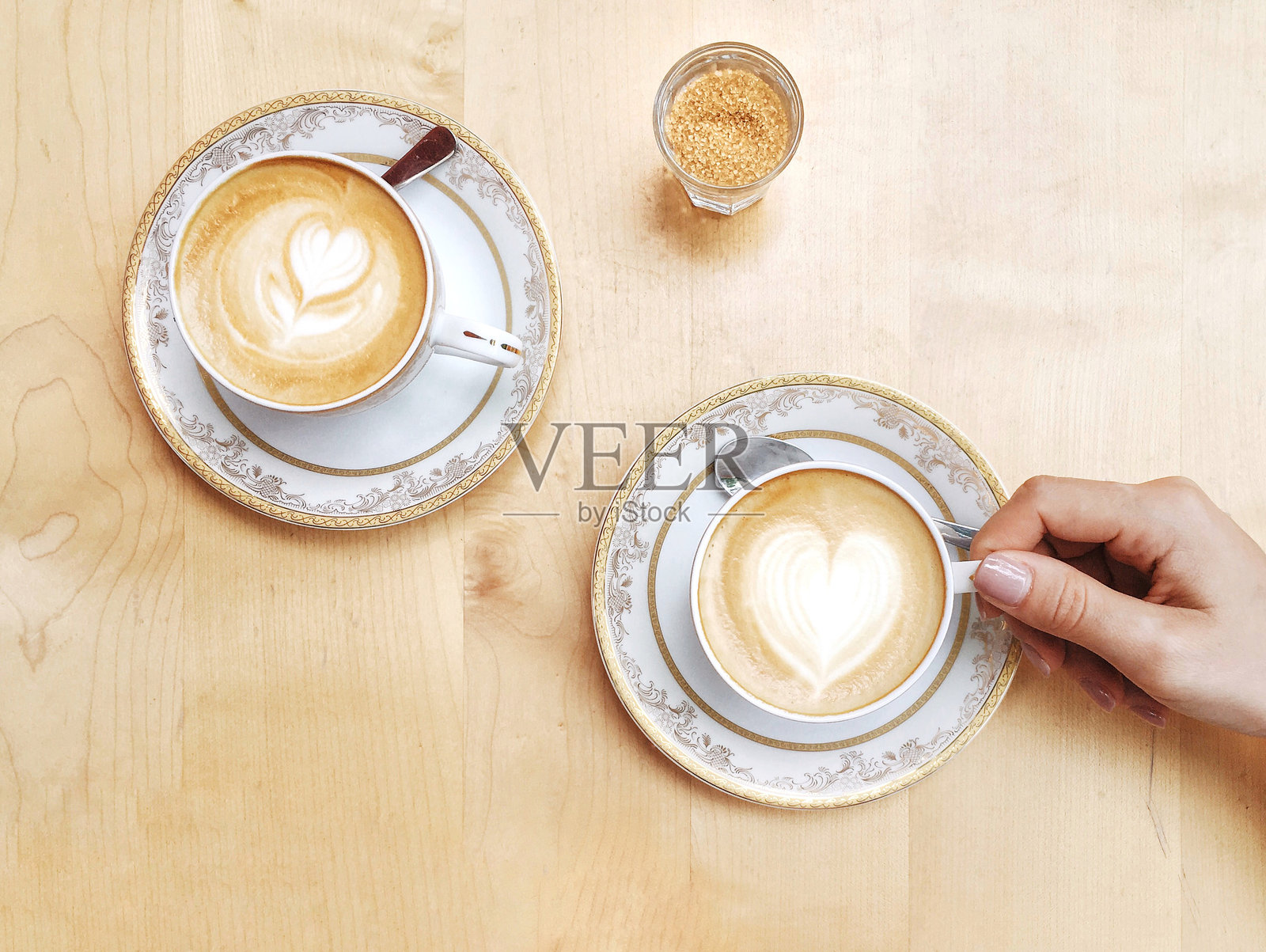 桌子上的女人和咖啡杯的高角度视图照片摄影图片