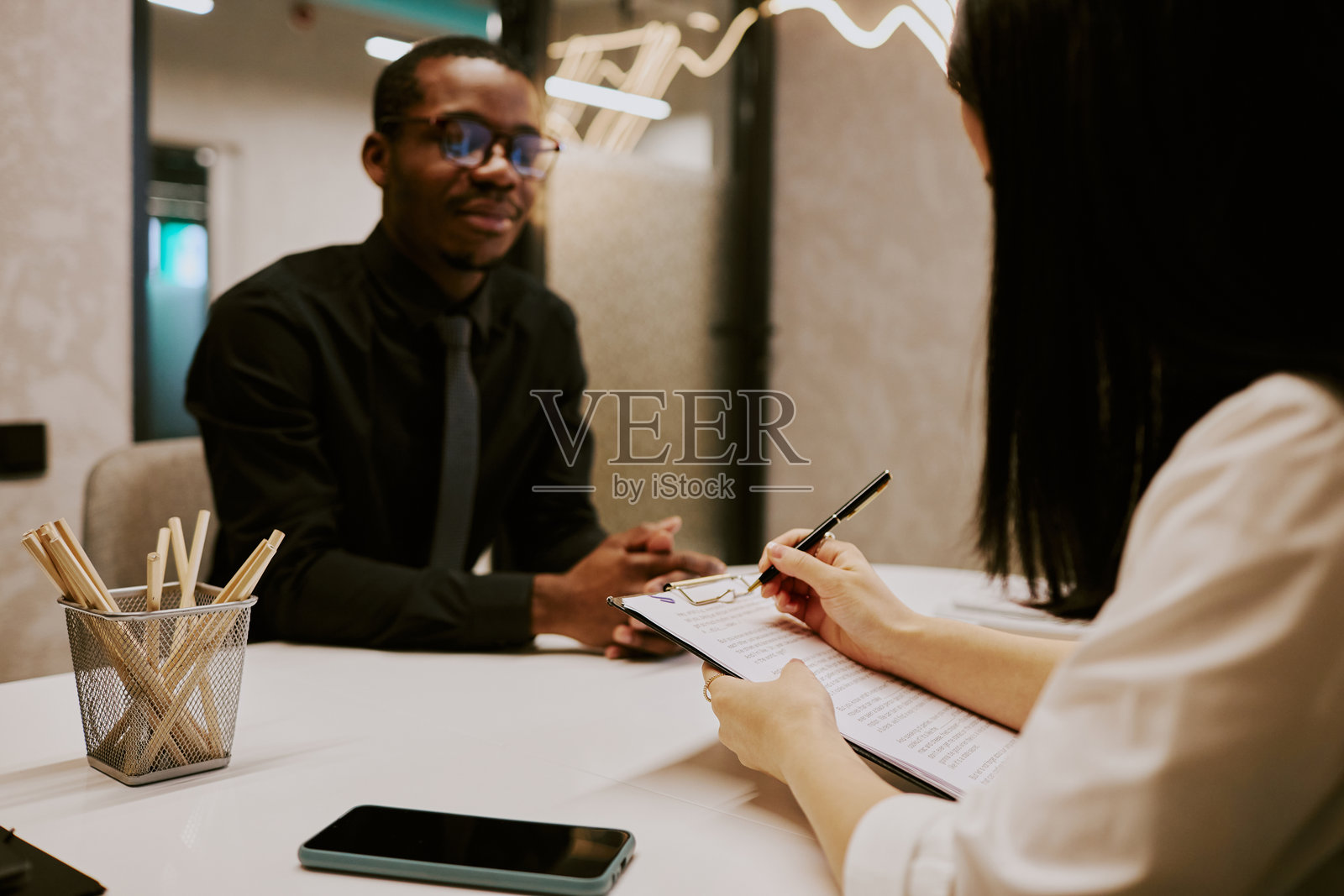 面目全非的雇主在面试中做笔记照片摄影图片