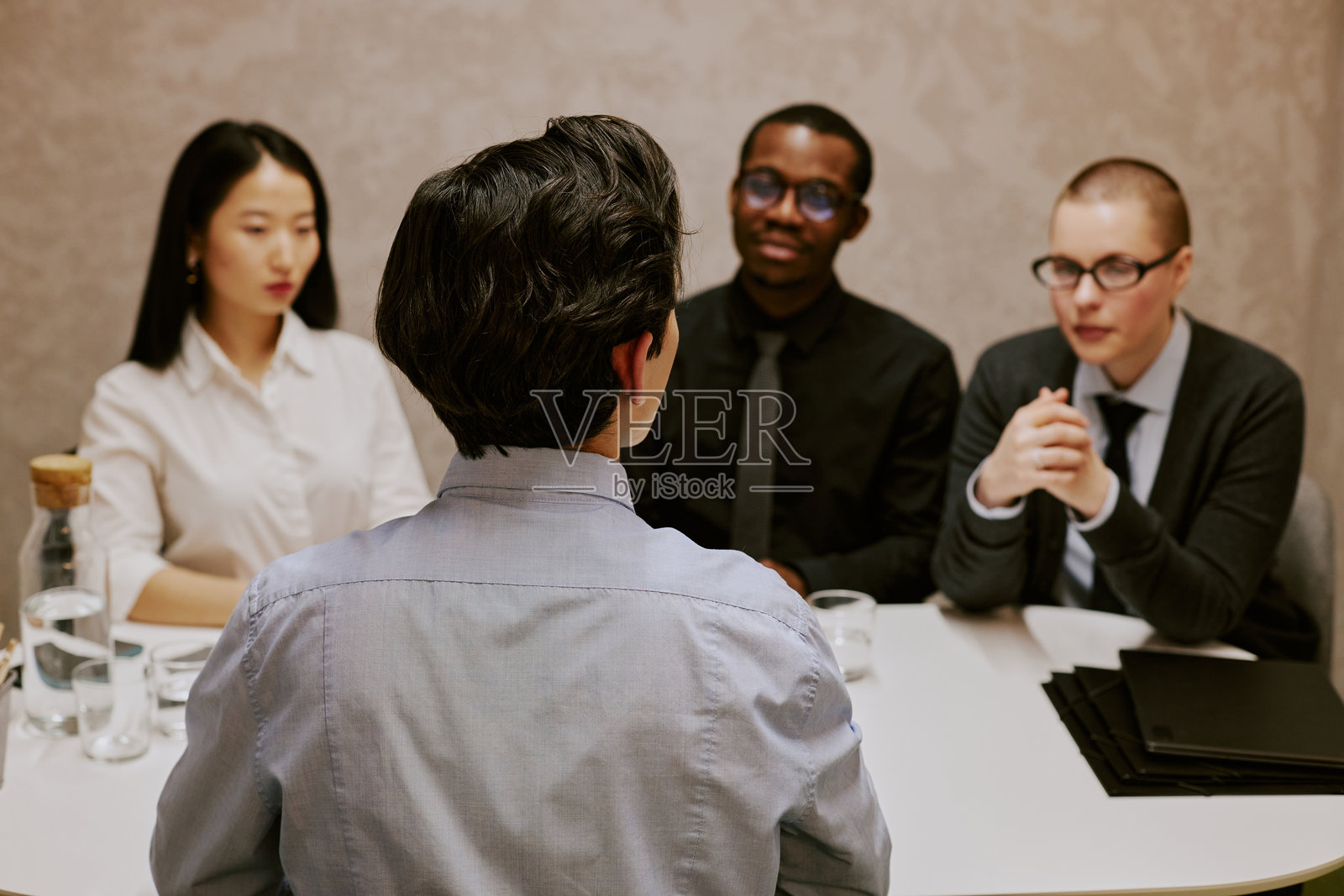 面试时面目全非的男人照片摄影图片