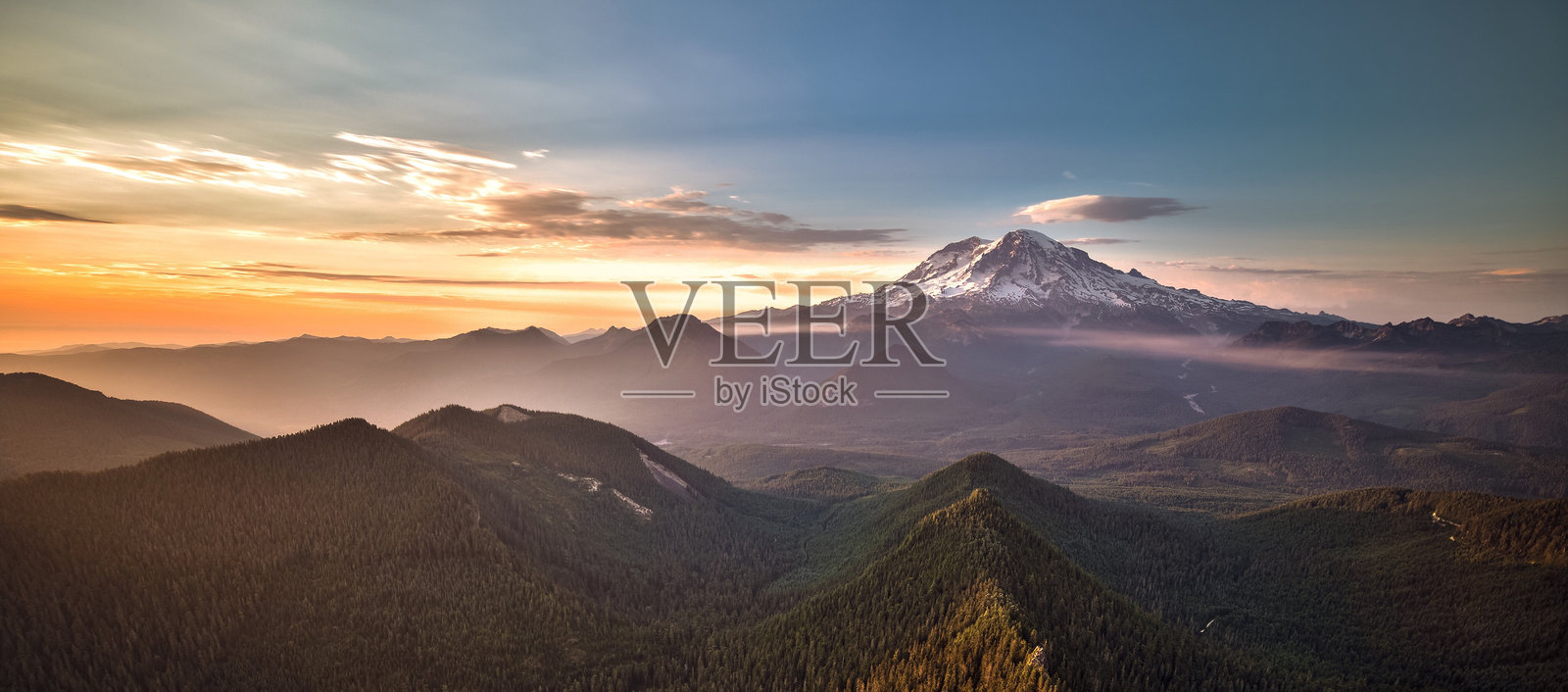 日落时雷尼尔山对着天空的田园诗般的镜头照片摄影图片