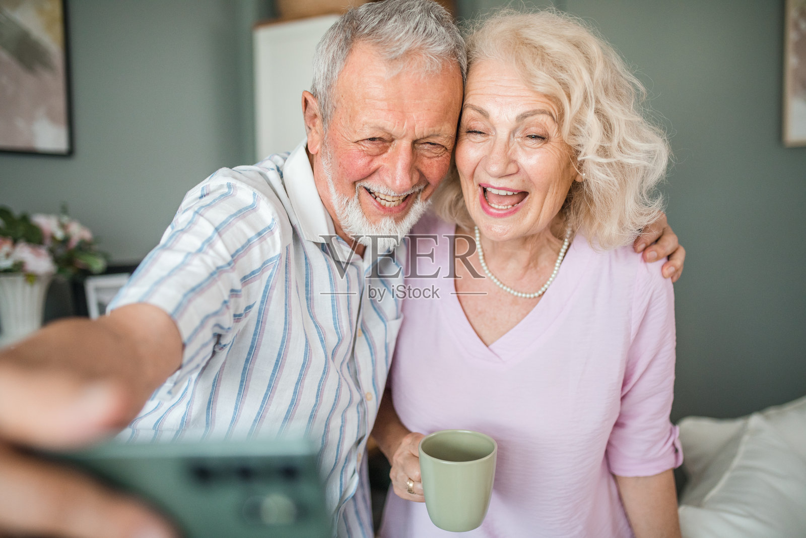 无忧无虑的老年夫妇在家里疯狂地自拍照片摄影图片