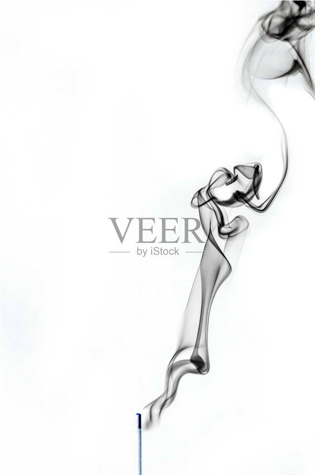 白色背景下的烟雾照片摄影图片