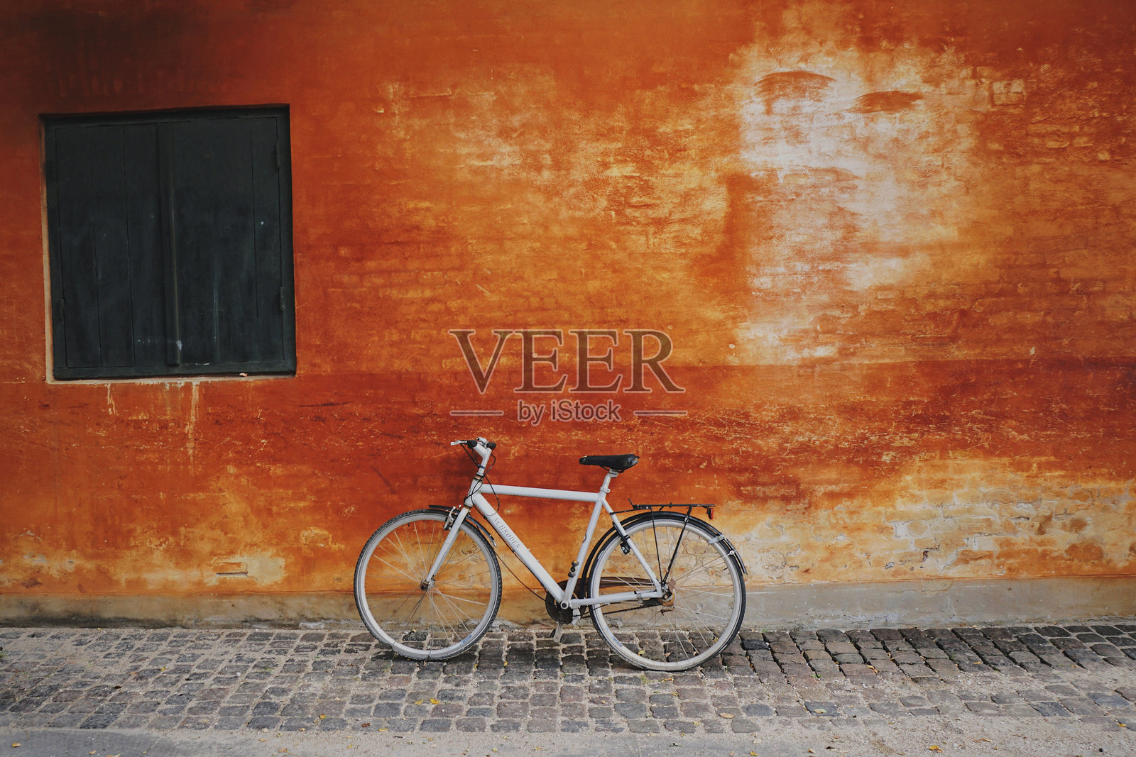 自行车停在城市里色彩鲜艳的墙上照片摄影图片