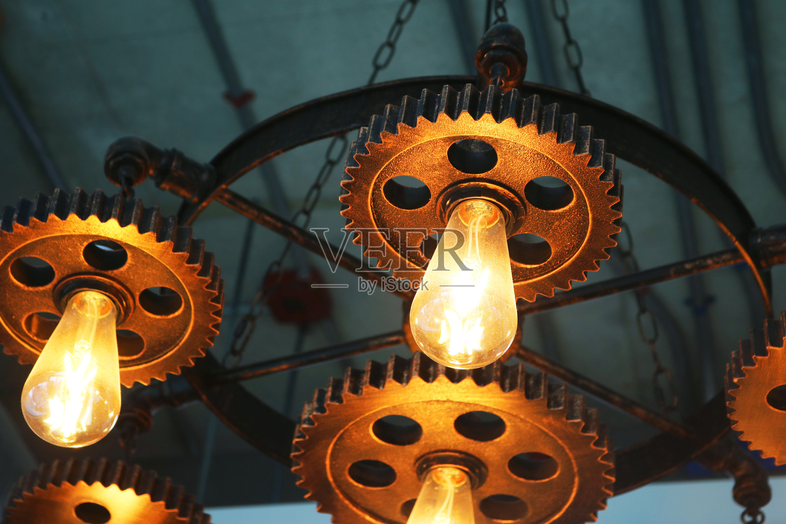 悬挂式灯泡阁楼风格。照片摄影图片