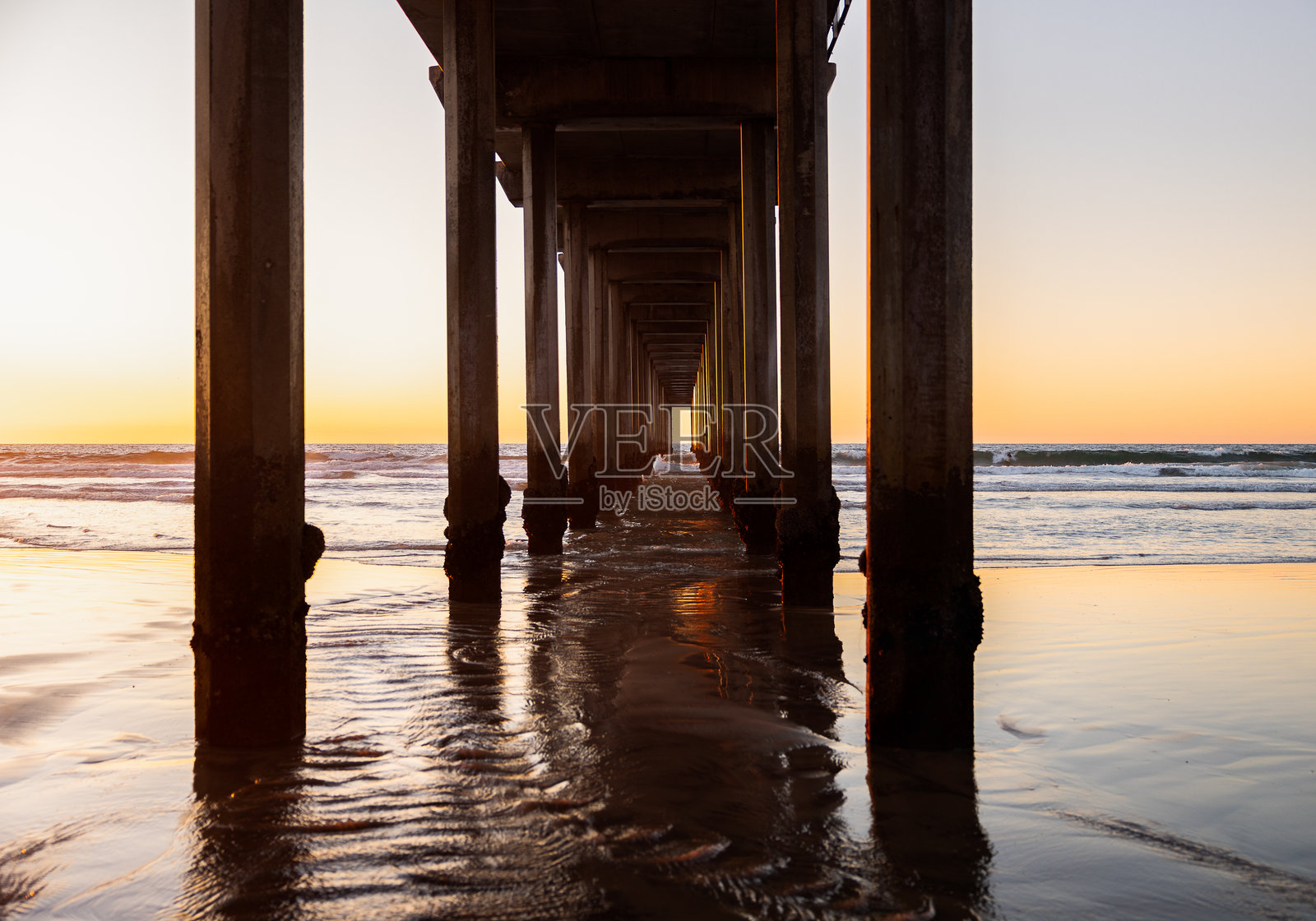 日落在加州圣地亚哥拉霍亚海岸海滩UCSD斯克里普斯码头照片摄影图片