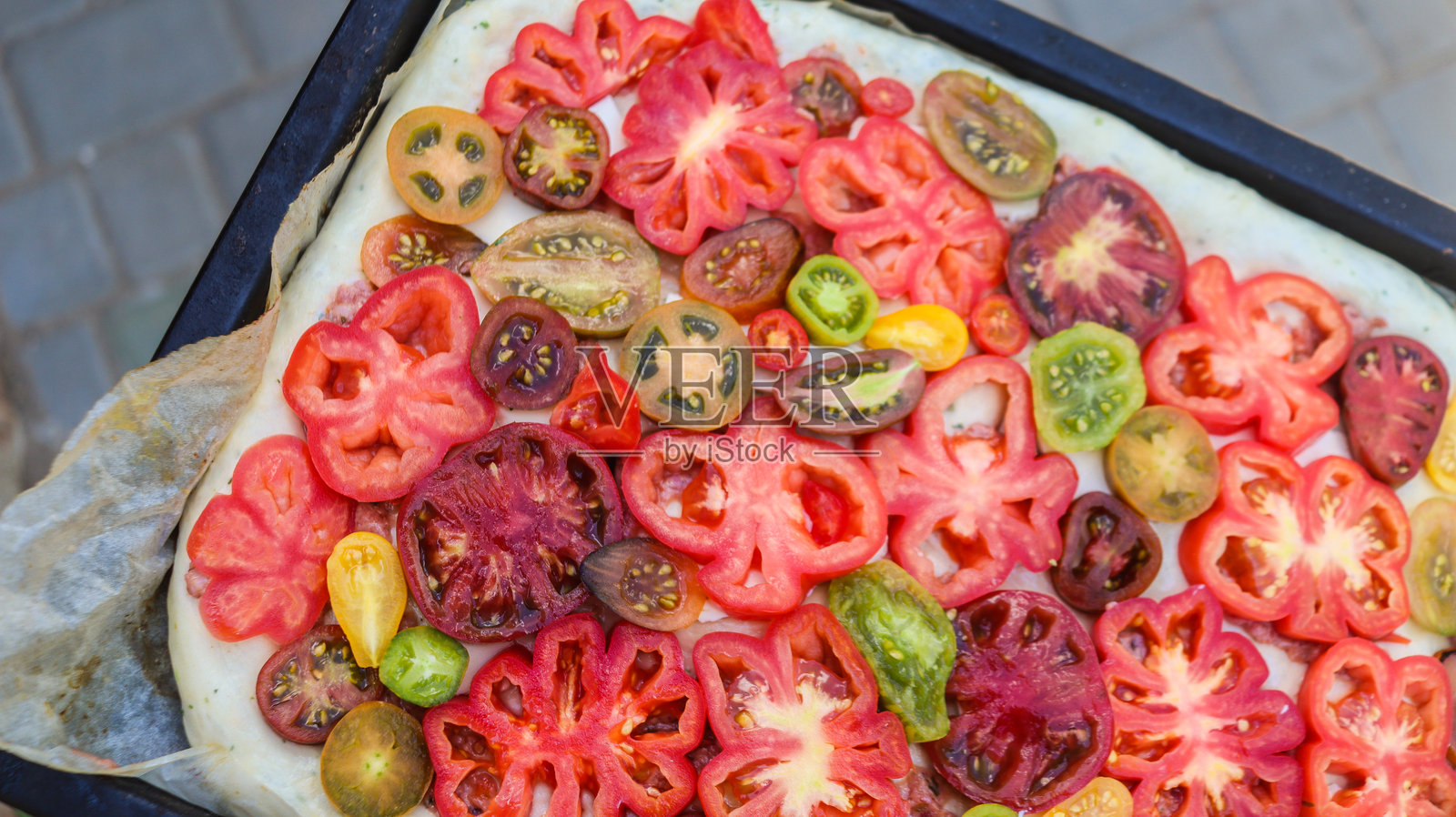 西红柿派在烤箱烘烤前照片摄影图片