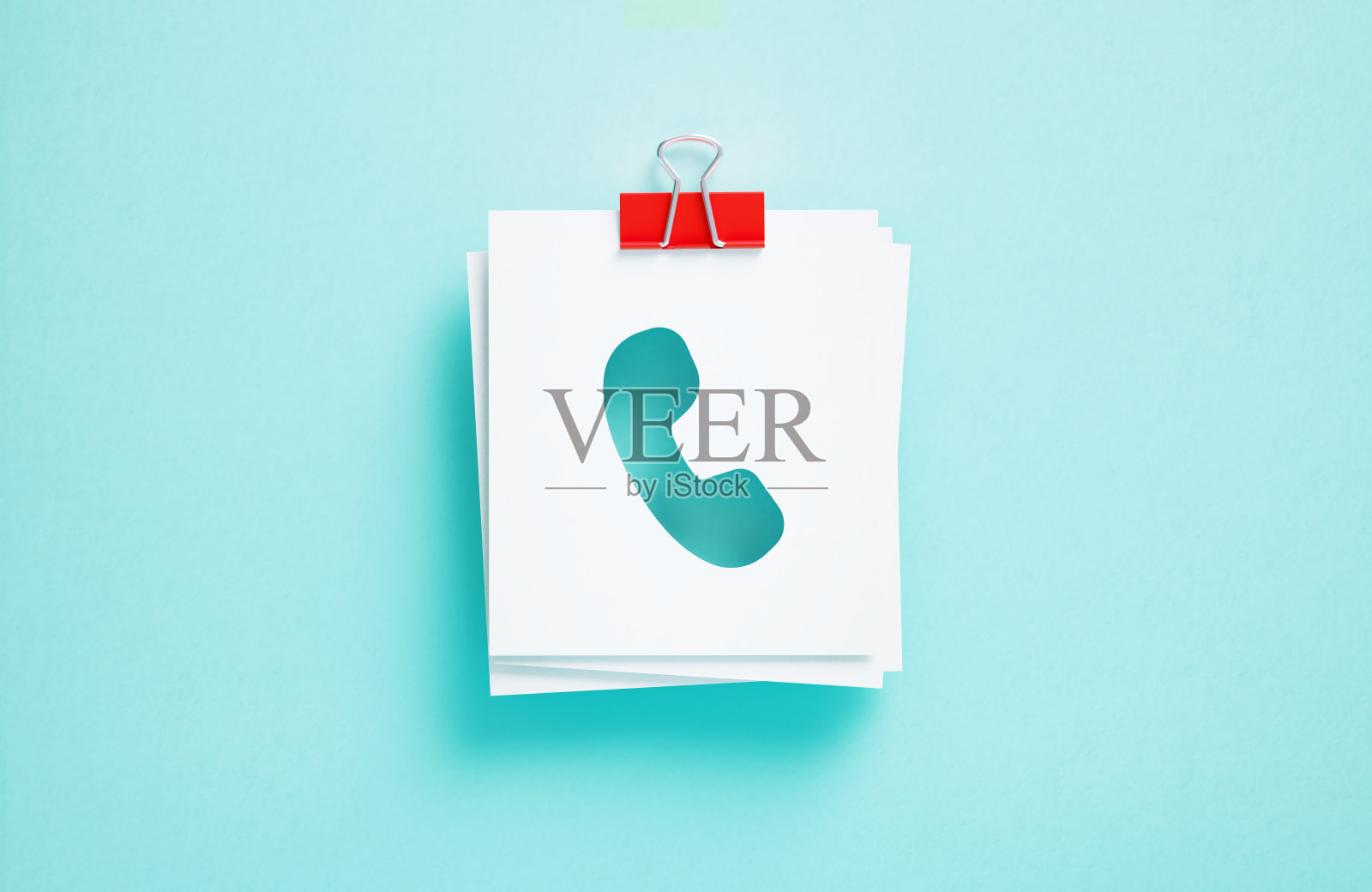 电话形状剪出它的蓝色背景笔记照片摄影图片