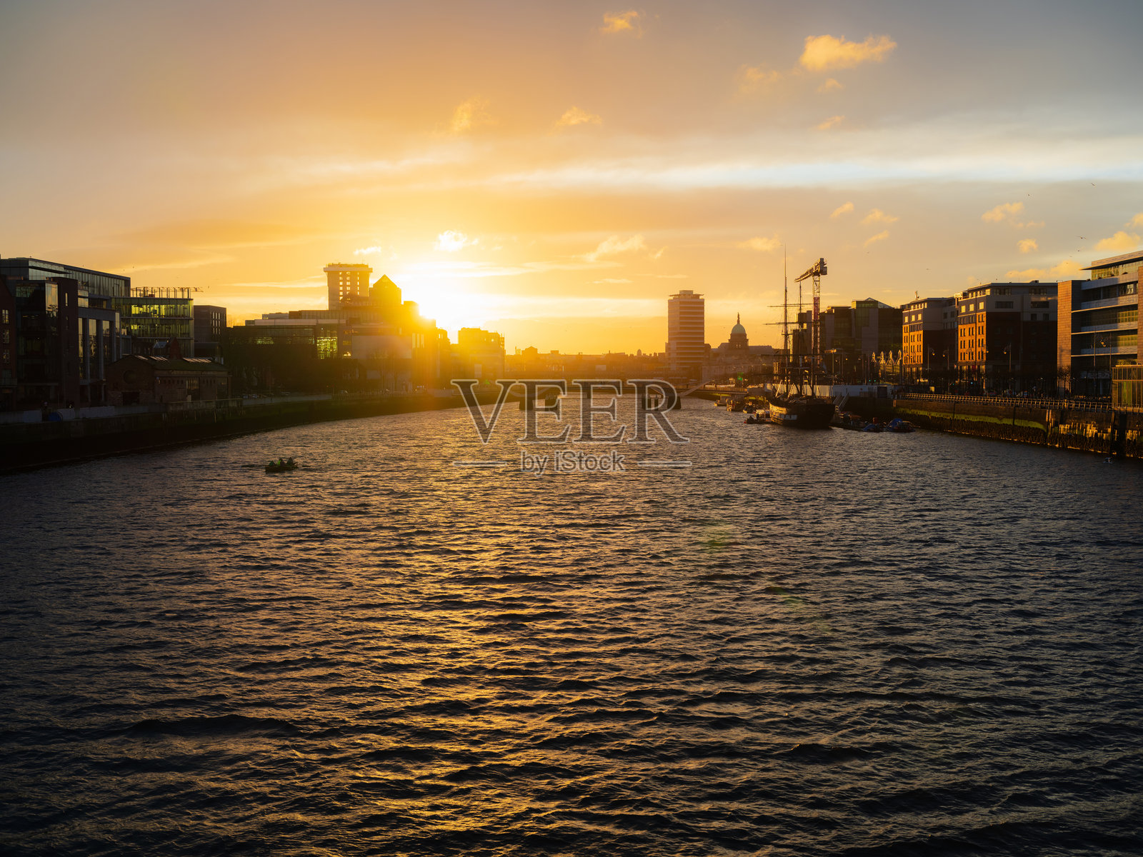日落时都柏林市中心和河流的美景照片摄影图片