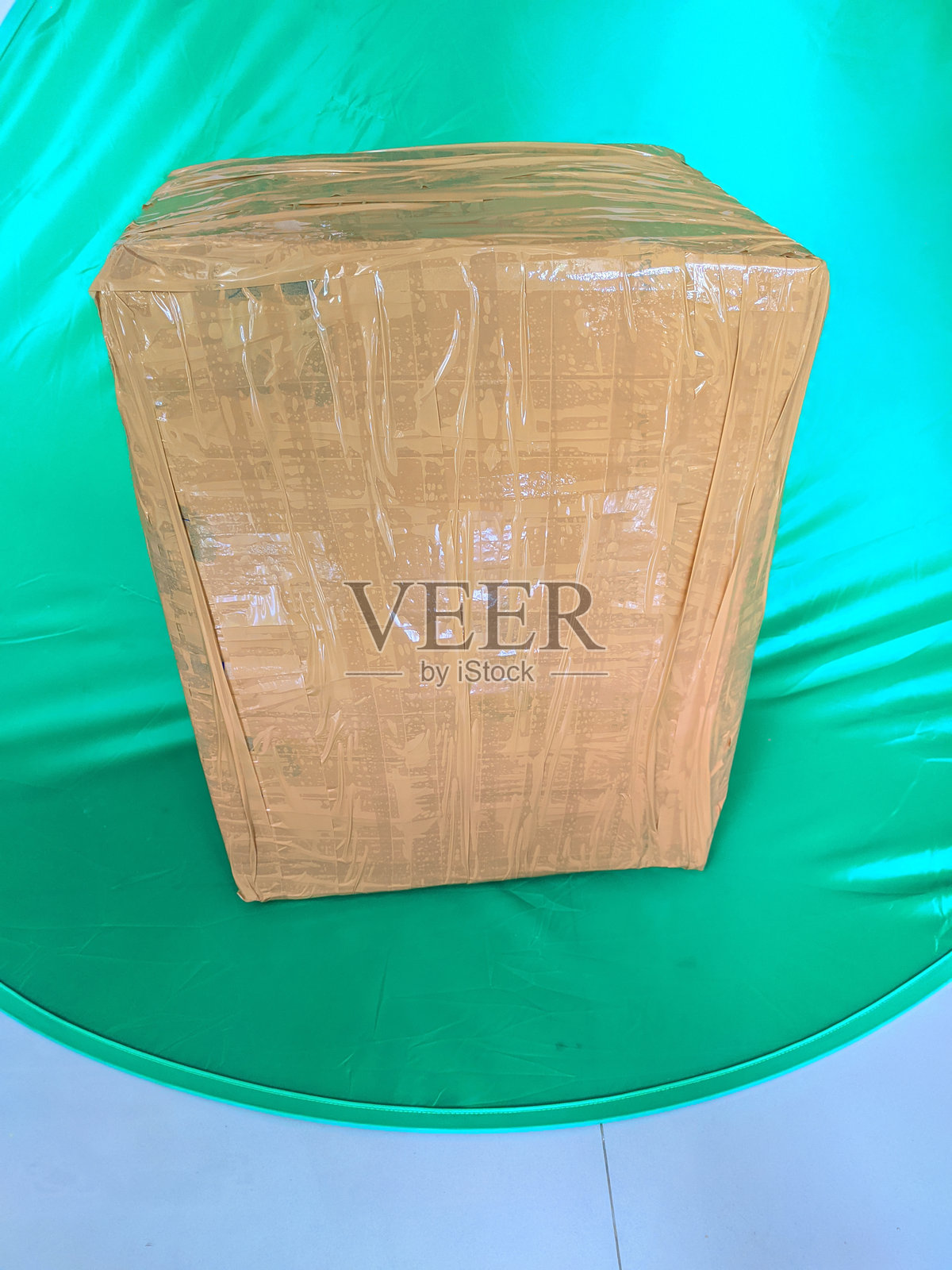 垂直照片的包装箱航运与绿色背景照片摄影图片