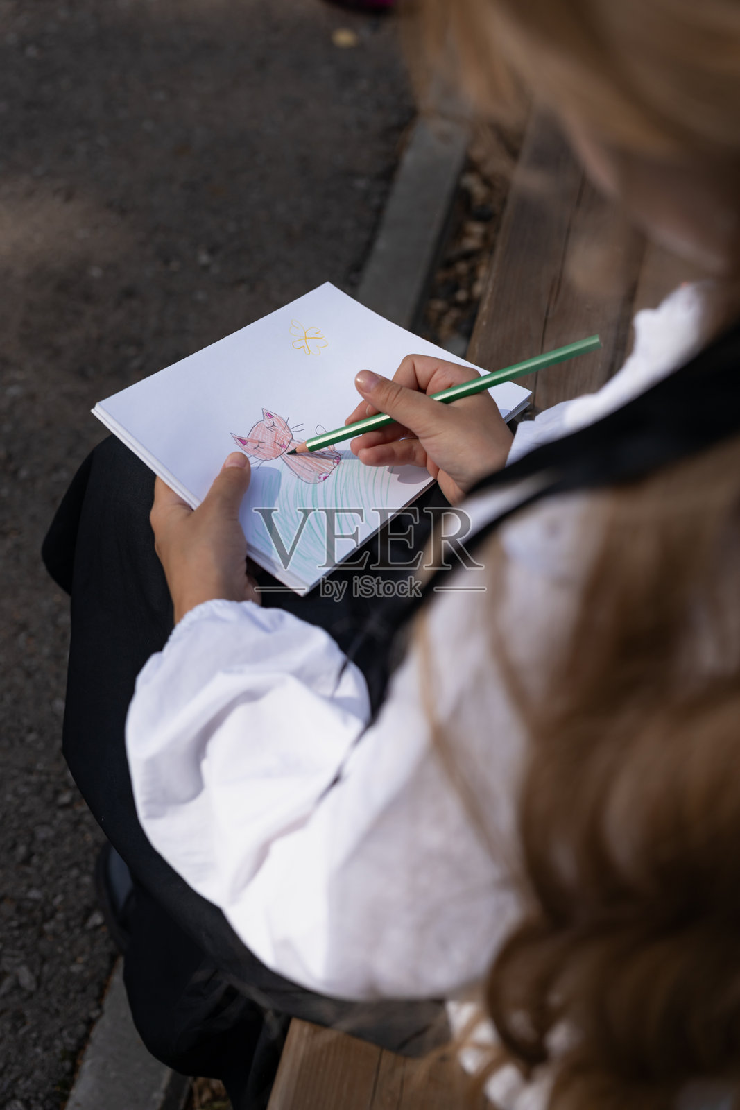 女童学龄前儿童在大自然的公园里从事创造性活动。画照片摄影图片