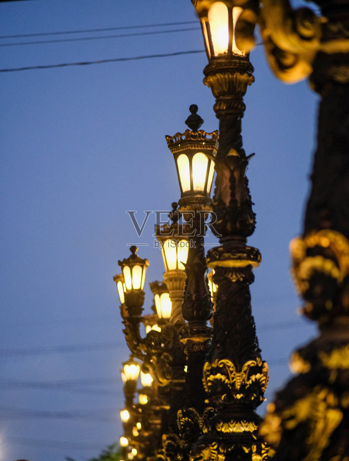 夜间在街上设置路灯。照片摄影图片