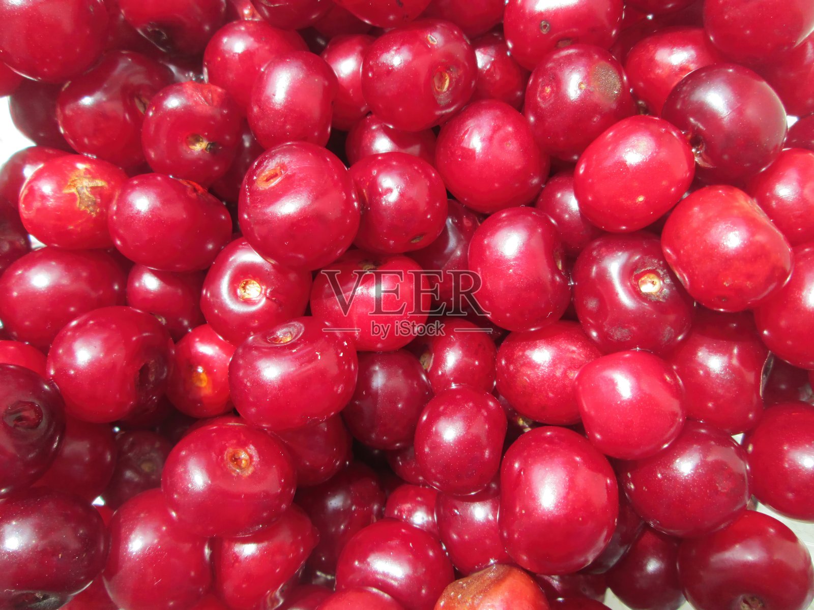 一筐成熟的樱桃,呈现出浓郁的红色,余味光滑,适合在夏季收获季节食用或烘烤。照片摄影图片