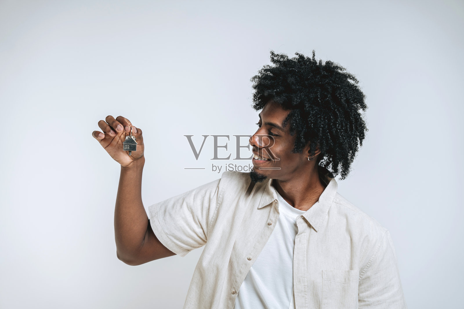 一个拿着新房子钥匙的男人的画像照片摄影图片