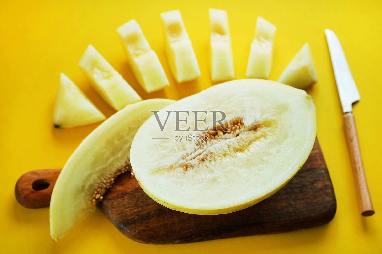 把成熟的黄瓜切成薄片放在木板上照片摄影图片