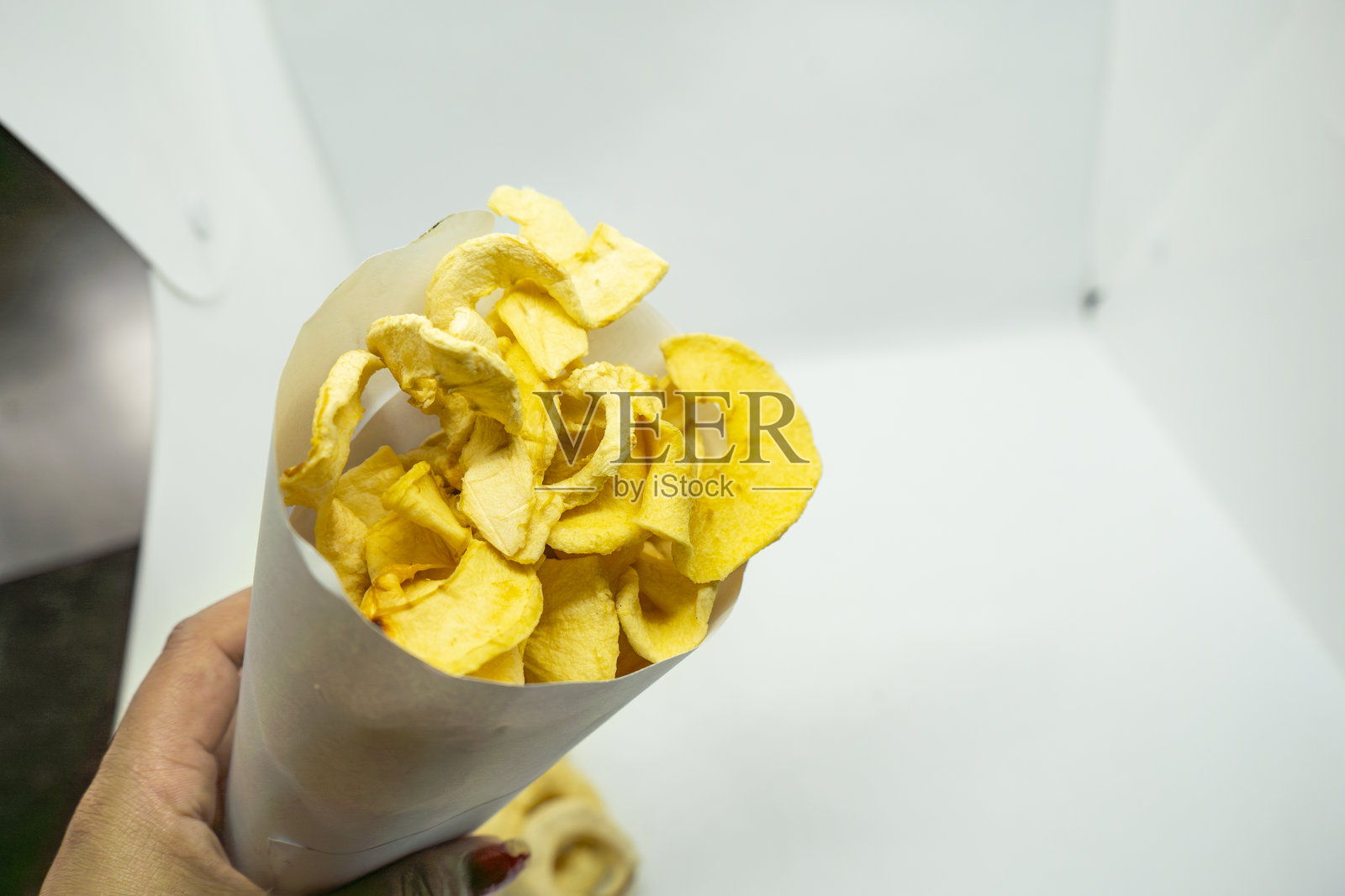 脱水美味看起来黄金干苹果健康干果野马马南苹果孤立的背景照片摄影图片