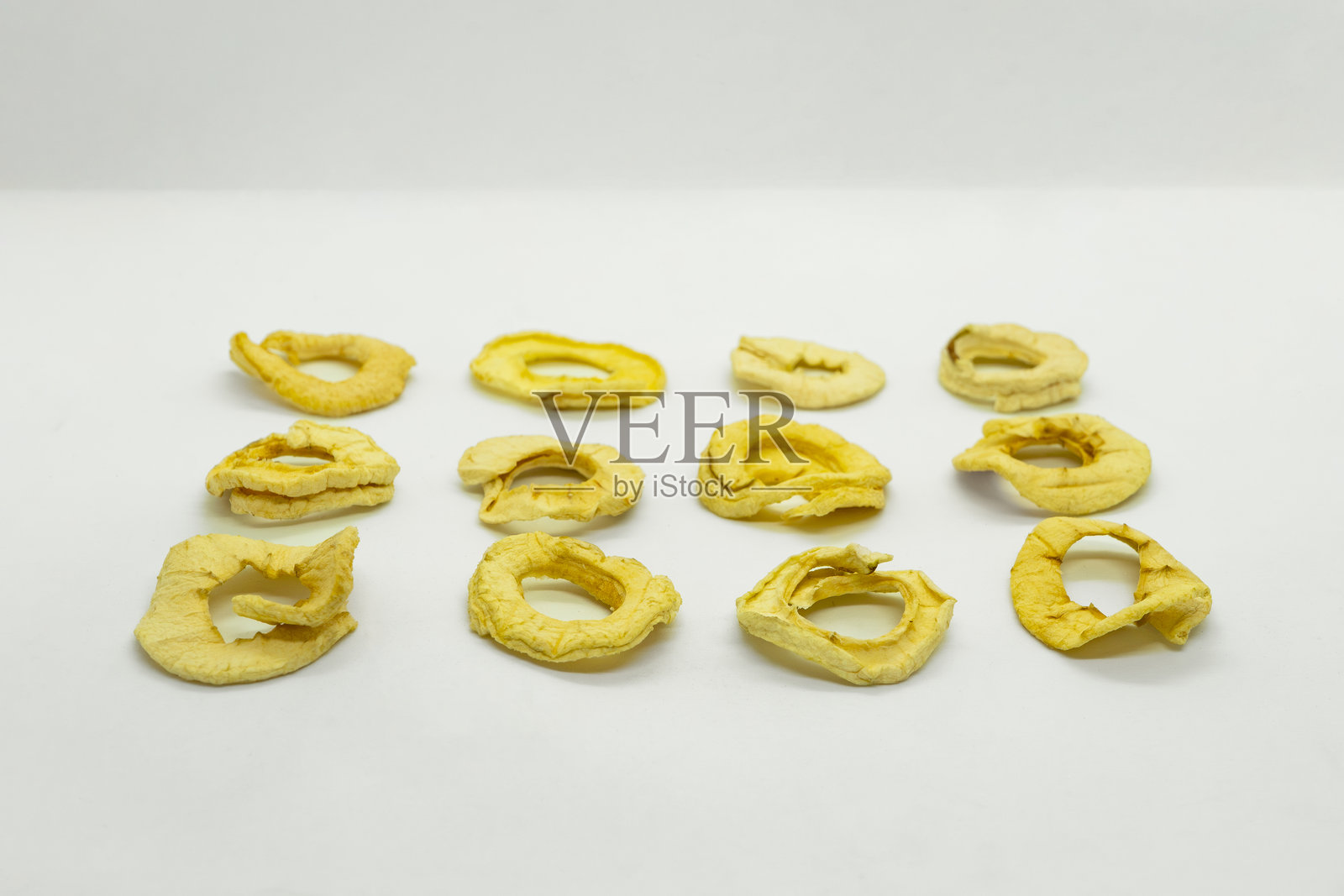 脱水美味看起来黄金干苹果健康干果野马马南苹果孤立的背景照片摄影图片