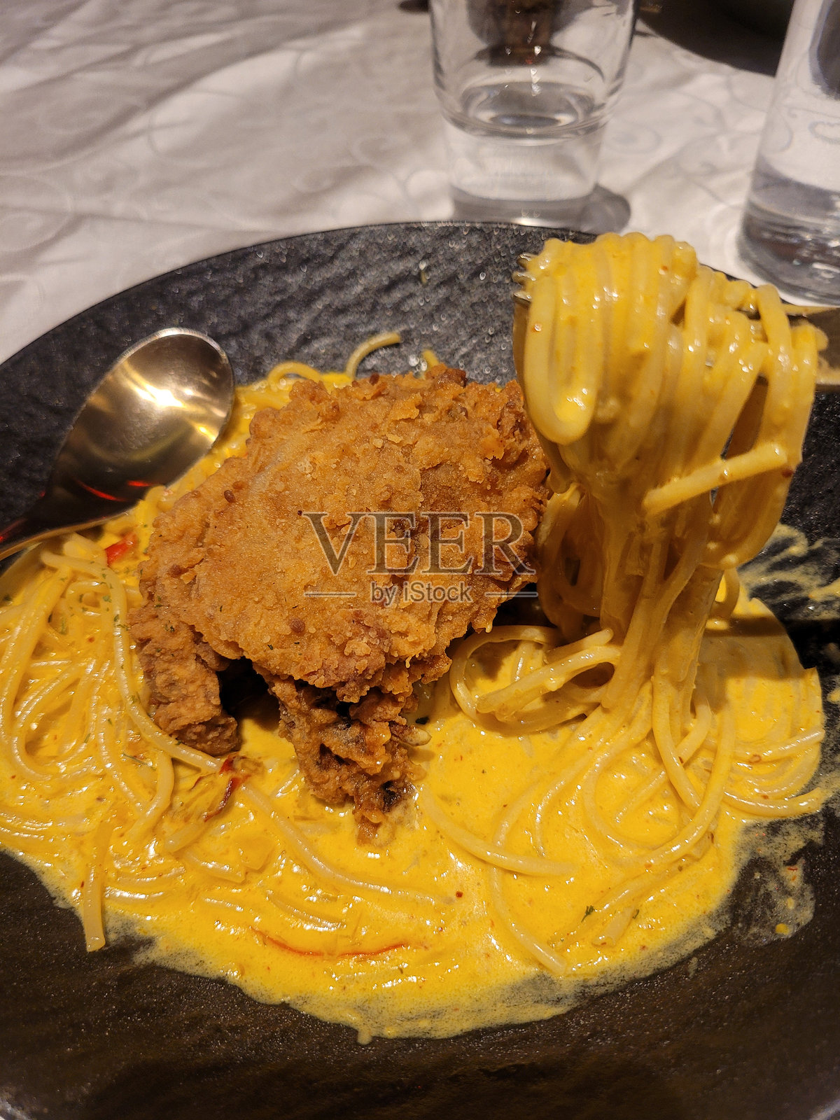 沉浸在奶油炭面酱与辛辣的融合中,配上多汁的螃蟹,为您带来难忘的烹饪体验照片摄影图片