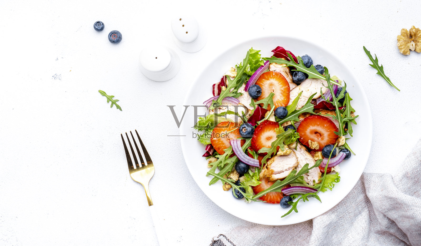 素食蔬菜沙拉配橄榄,番茄,辣椒粉,黄瓜和洋葱,健康的地中海食物。白色背景,俯视图照片摄影图片