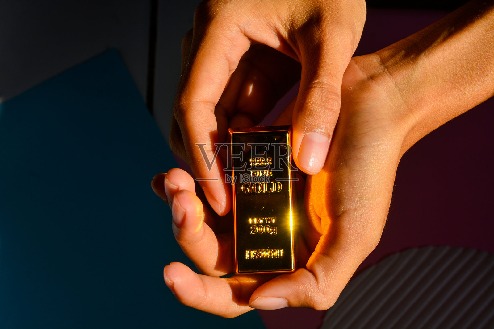 女人手上的金条。照片摄影图片