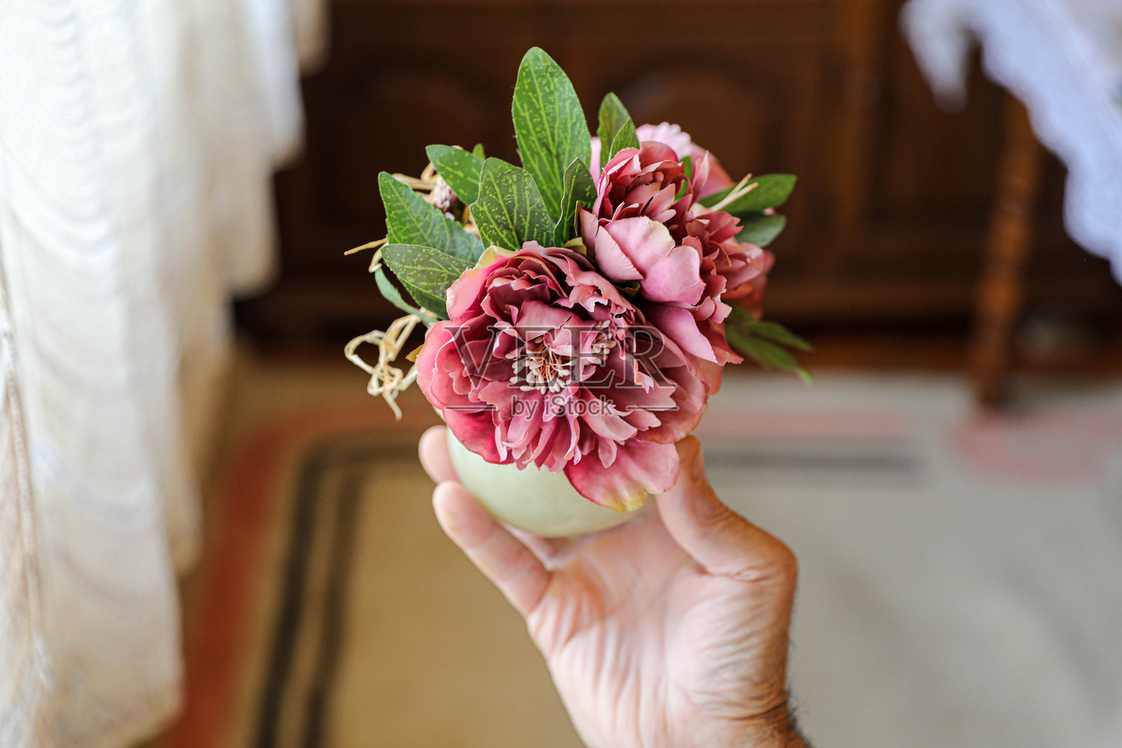 一位82岁老人捧着一束花的双手照片摄影图片