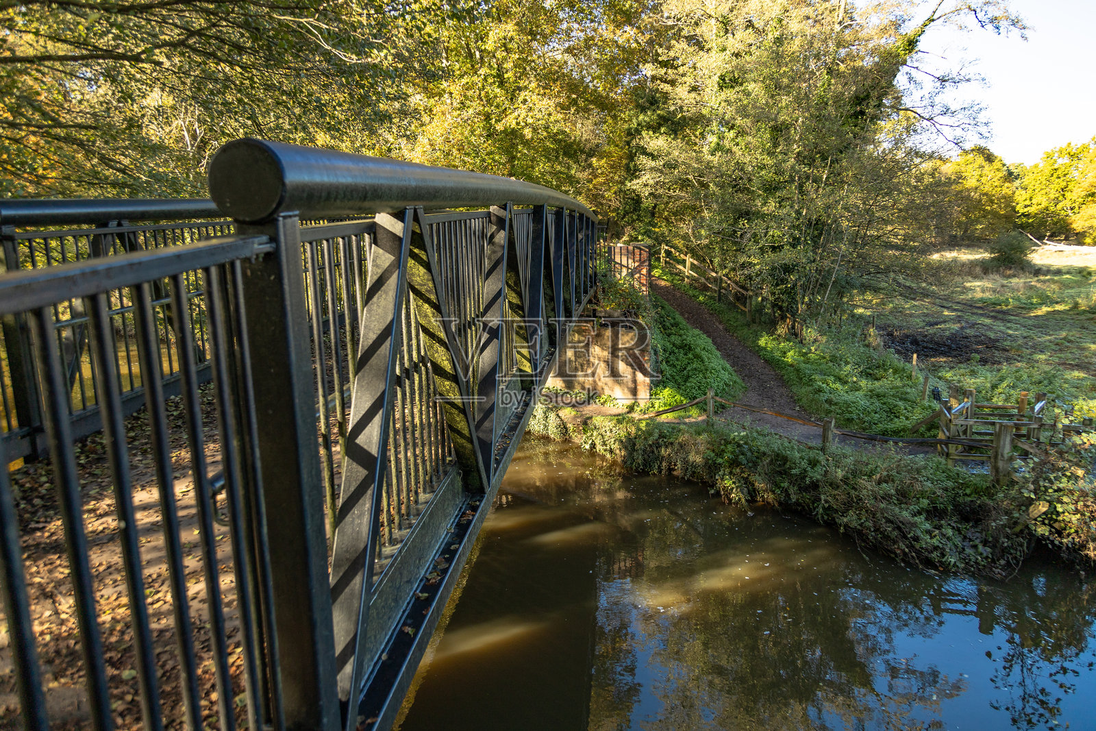 英国萨里郡韦河上的单桥照片摄影图片