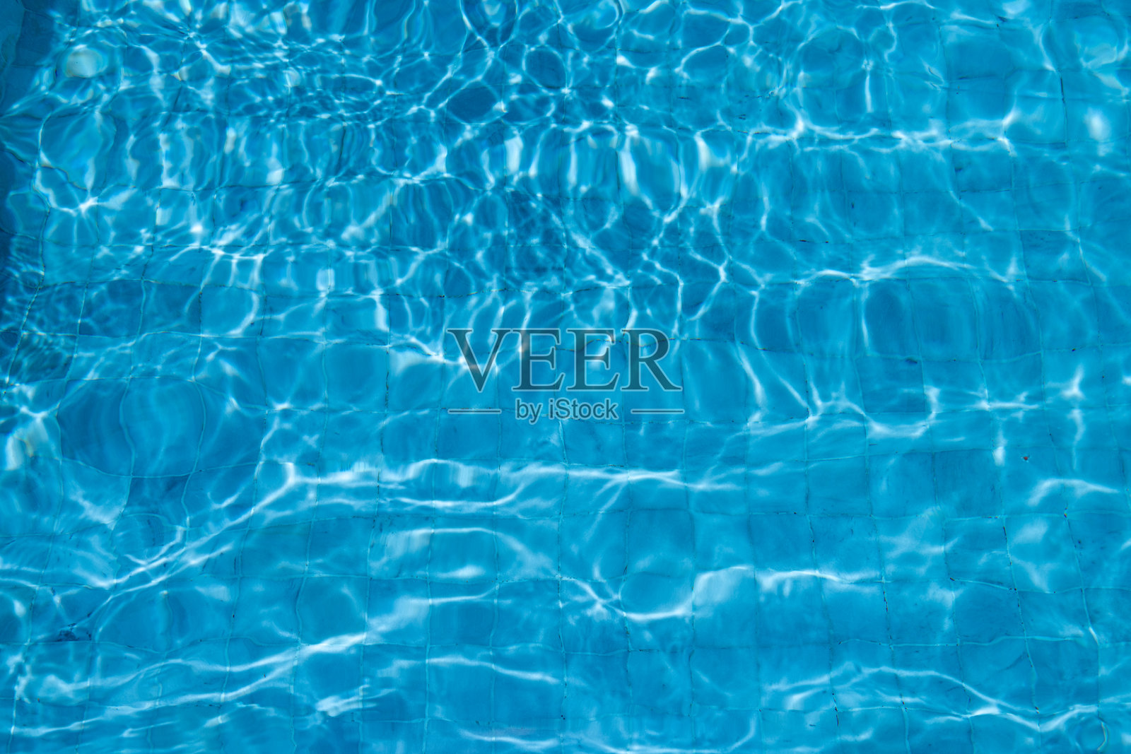 蓝色水池表面与阳光反射照片摄影图片