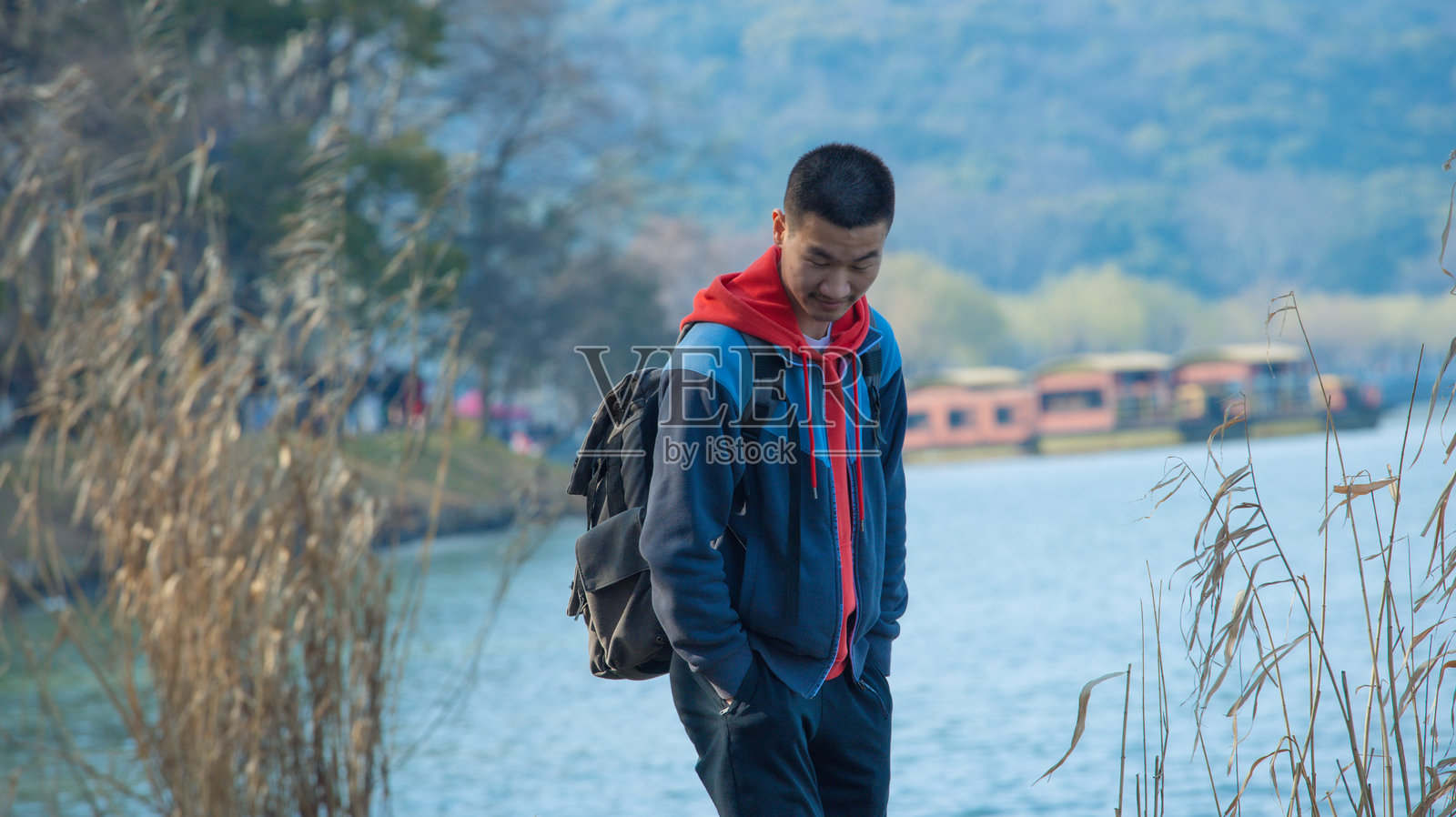 江苏省无锡市太湖鼋头渚风景区——晴空下的年轻人照片摄影图片