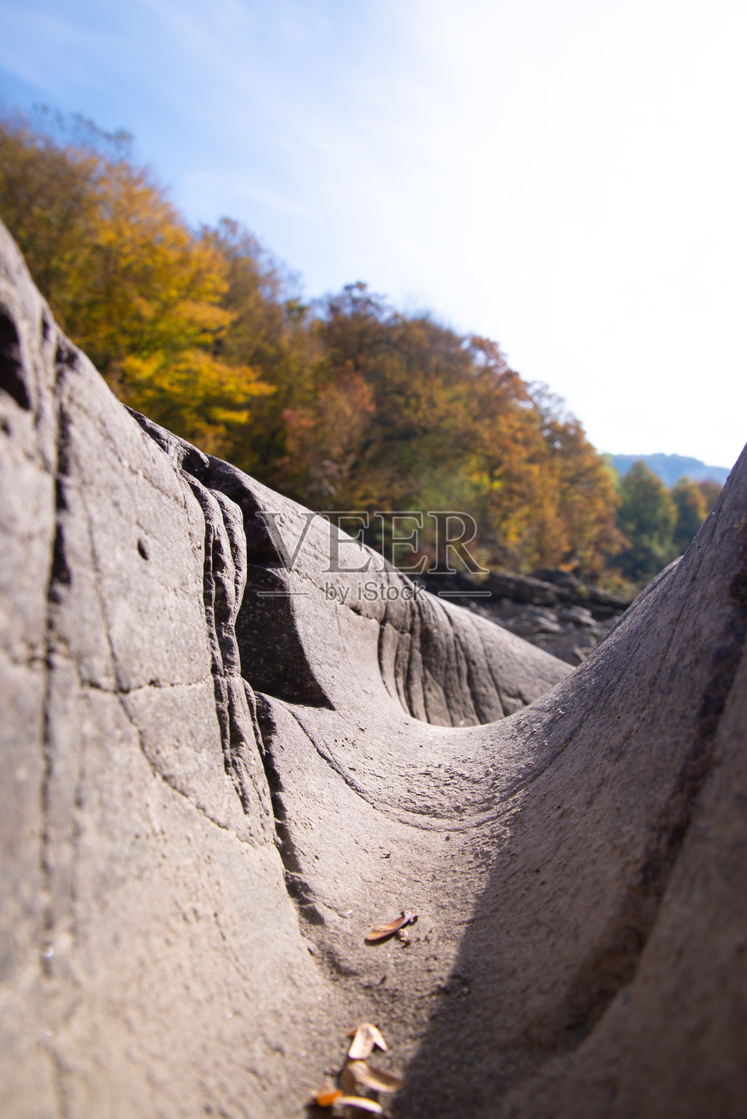美丽的小峡谷和秋天的森林。照片摄影图片