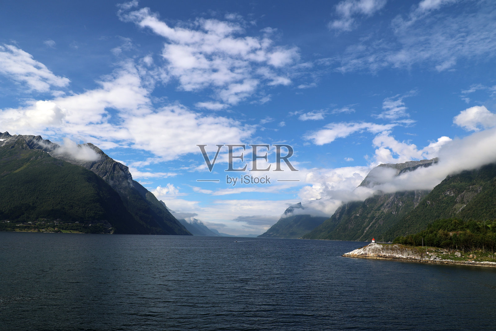 在约伦峡湾,可以看到挪威最著名的山区之一,壮丽的森莫尔阿尔卑斯山照片摄影图片