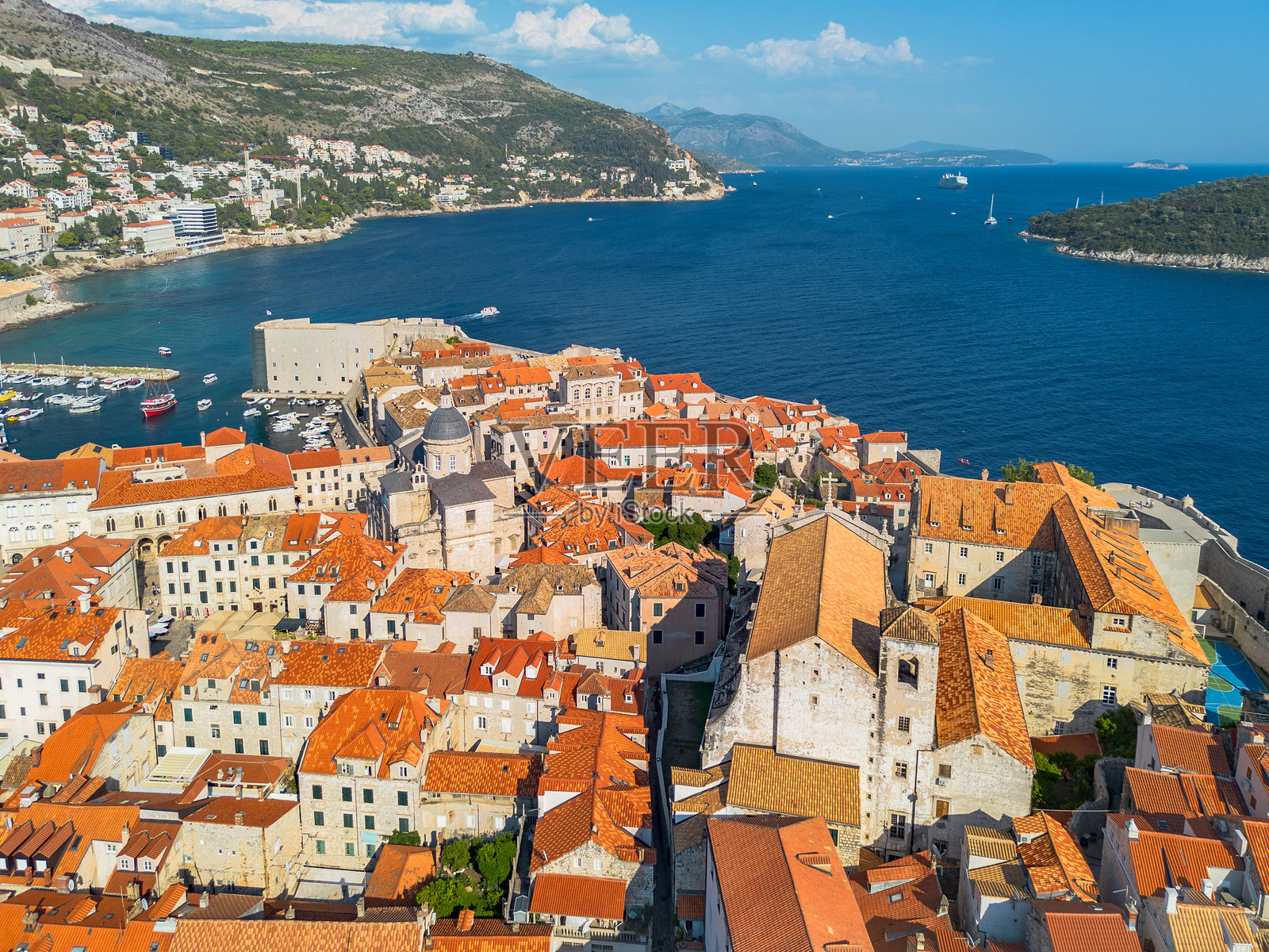 在亚得里亚海的克罗地亚,杜布罗夫尼克是一座历史悠久的古城。夏季色彩缤纷的城市景观,防御墙,狭窄的照明街道,瓦片屋顶和中心照片摄影图片