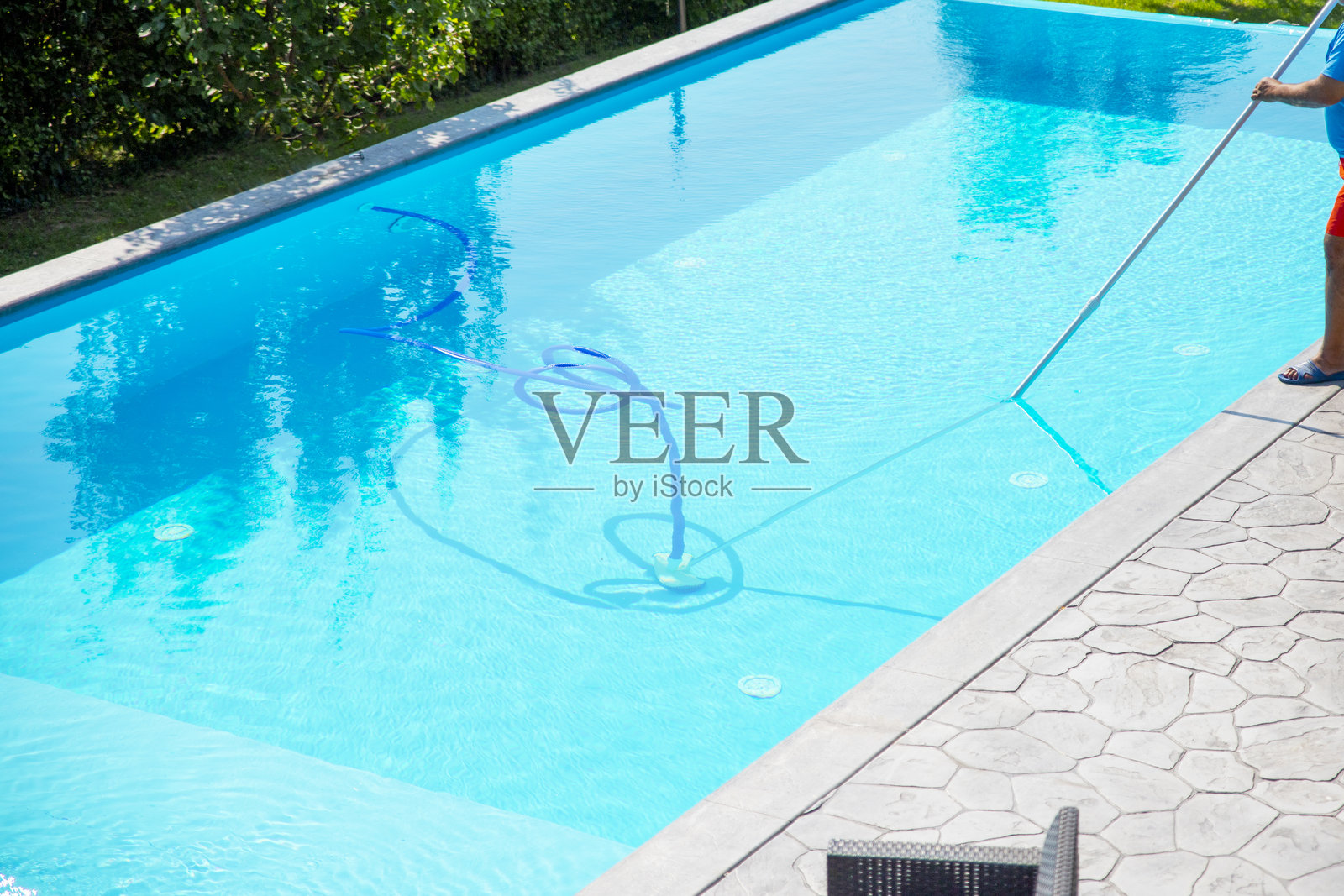 清洁游泳池底部照片摄影图片