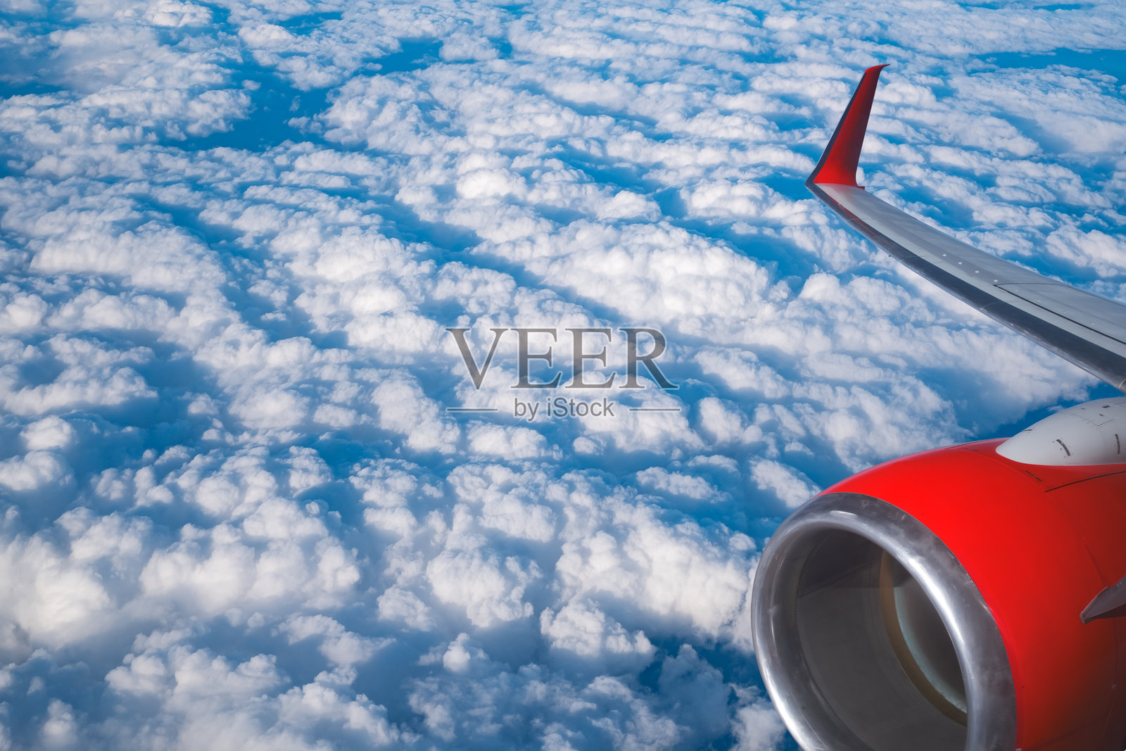 从飞机窗口看到的云朵和机翼照片摄影图片