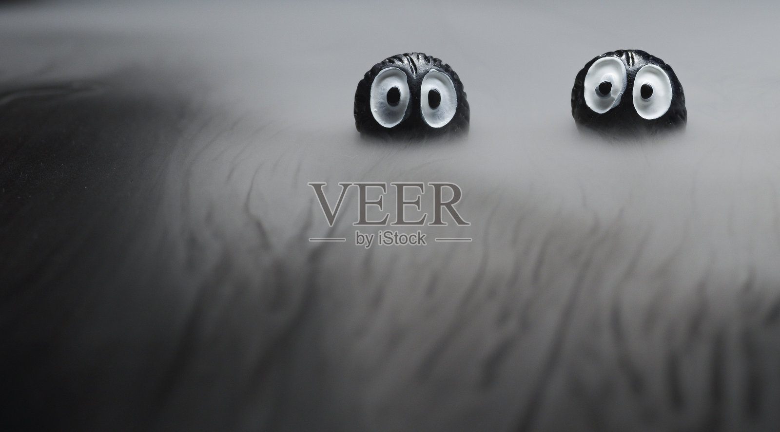 小手绘眼头与奇怪的可怕的雾爬过背景照片摄影图片