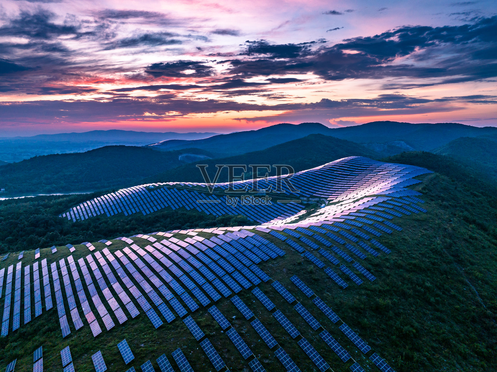 俯瞰山顶的太阳能光伏电站照片摄影图片