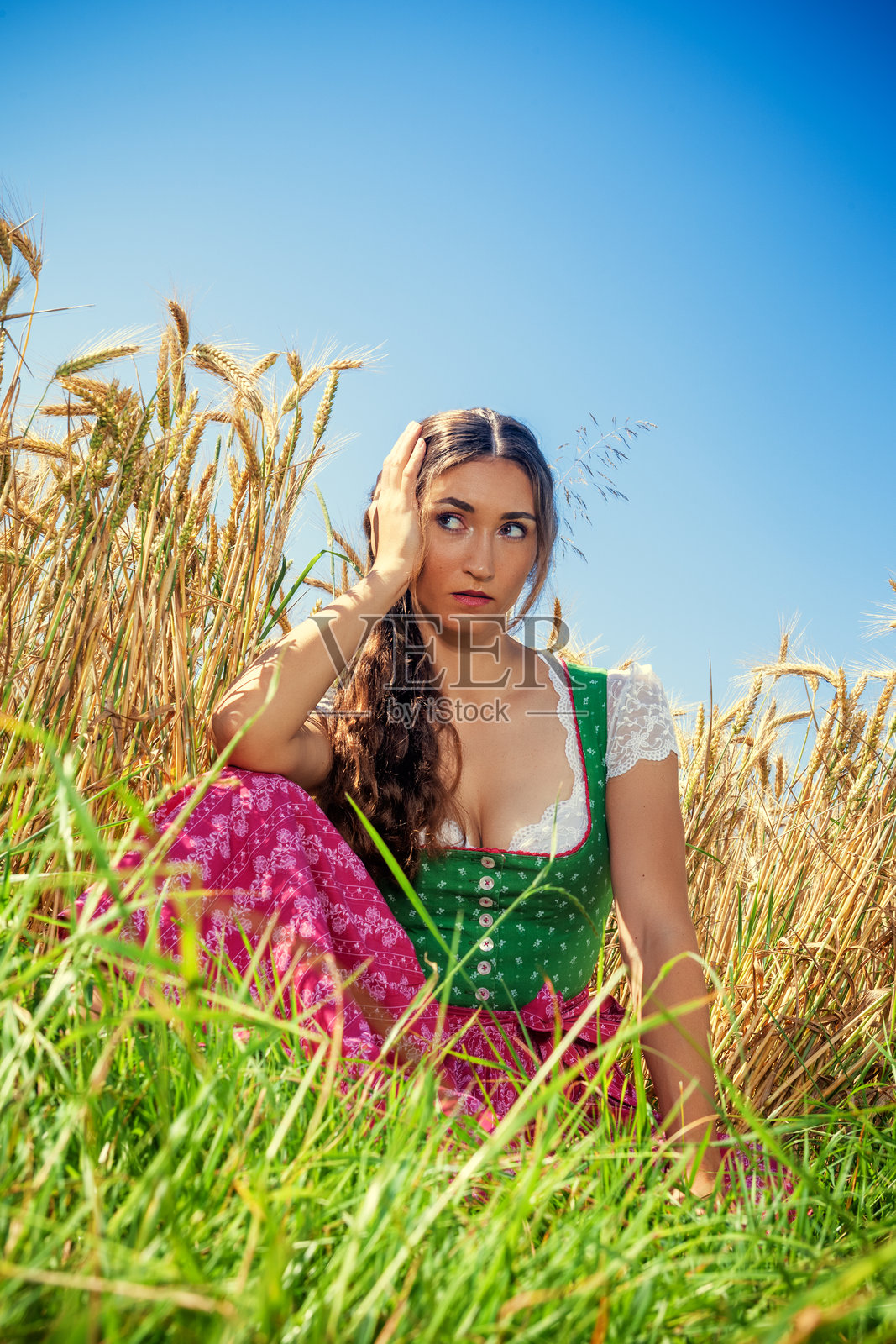 反思时刻:玉米地里穿着紧身连衣裙的女人照片摄影图片