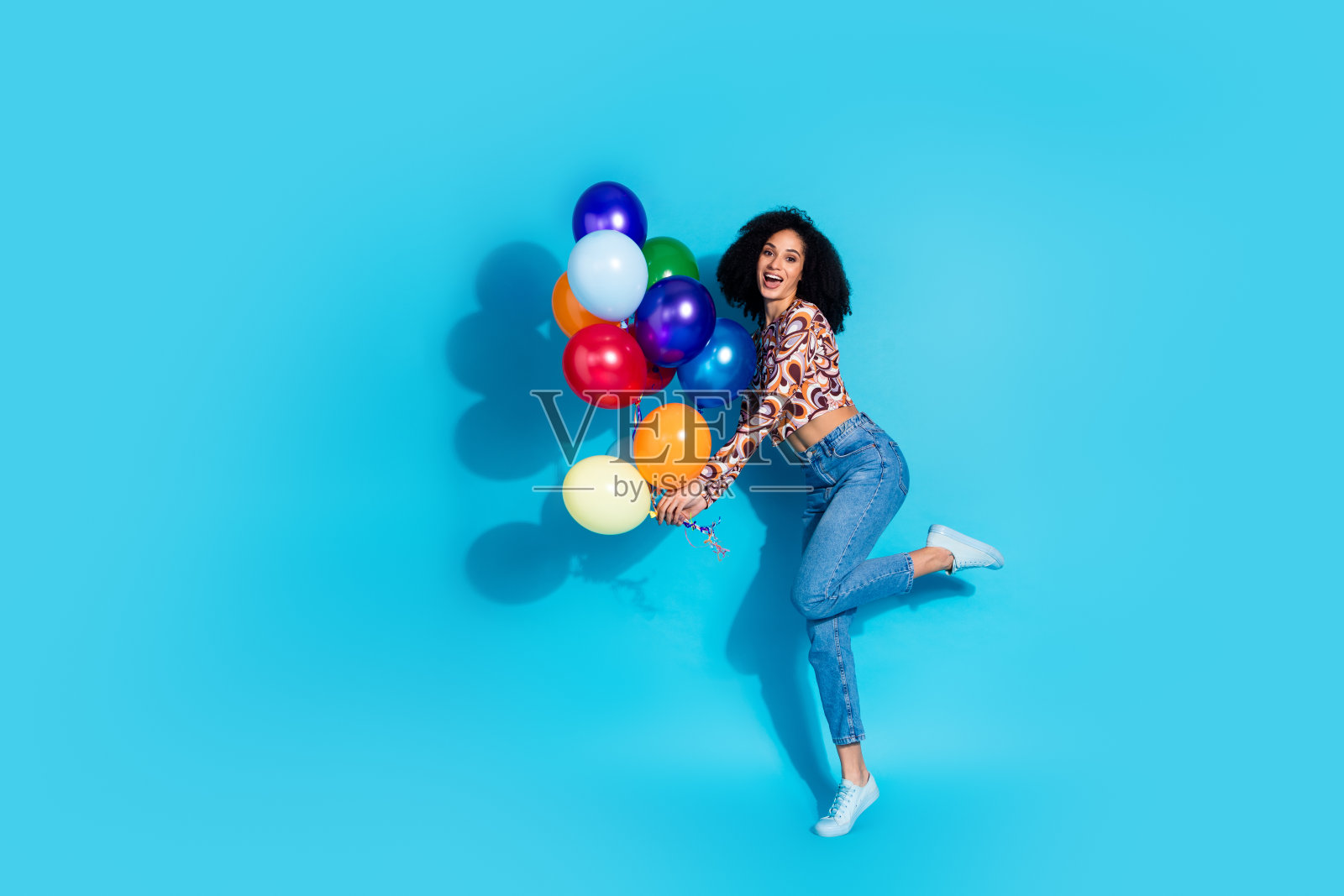 照片可爱可爱的魅力迷人的女人穿着时髦的印花衣服有乐趣孤立在蓝色的背景照片摄影图片