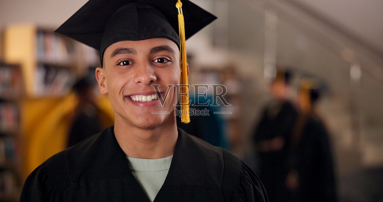 肖像,学生和快乐的人在大学毕业的未来,成功或学习成就。在毕业典礼上,面带微笑与大学毕业生分享教育的里程碑、骄傲和奖学金照片摄影图片