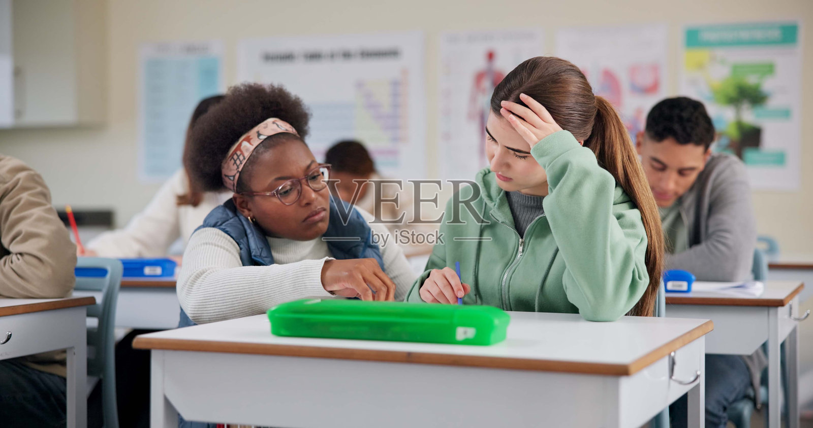帮助学生在大学考试、项目和学术作业的课堂上写作。女孩,在课堂上为学习、作业和教育提出问题和集思广益照片摄影图片