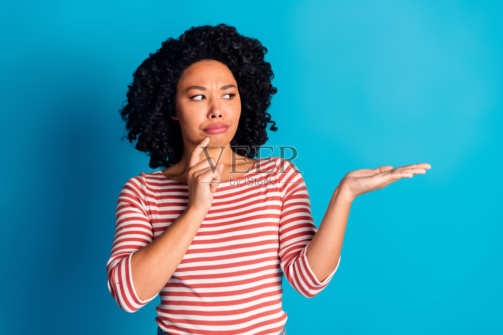 漂亮的年轻女士的肖像认为手臂抱空空间穿条纹衬衫孤立的蓝色背景照片摄影图片