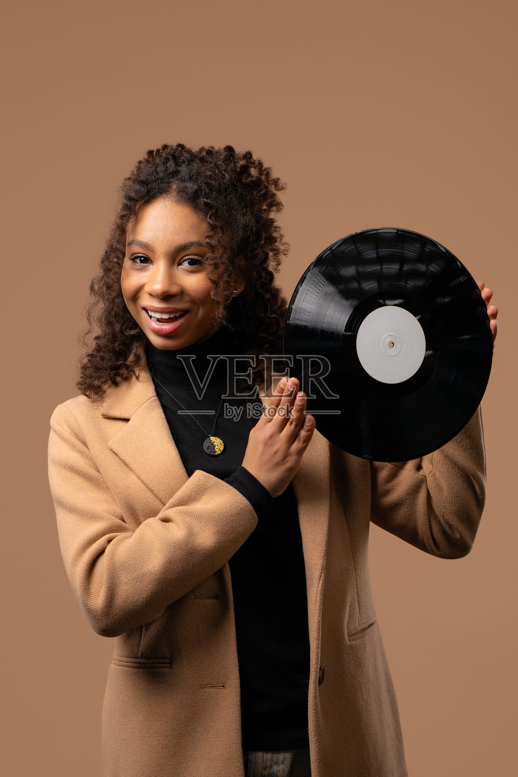 非洲少女用黑胶唱片跳舞。爱好,喜欢音乐,收藏照片摄影图片